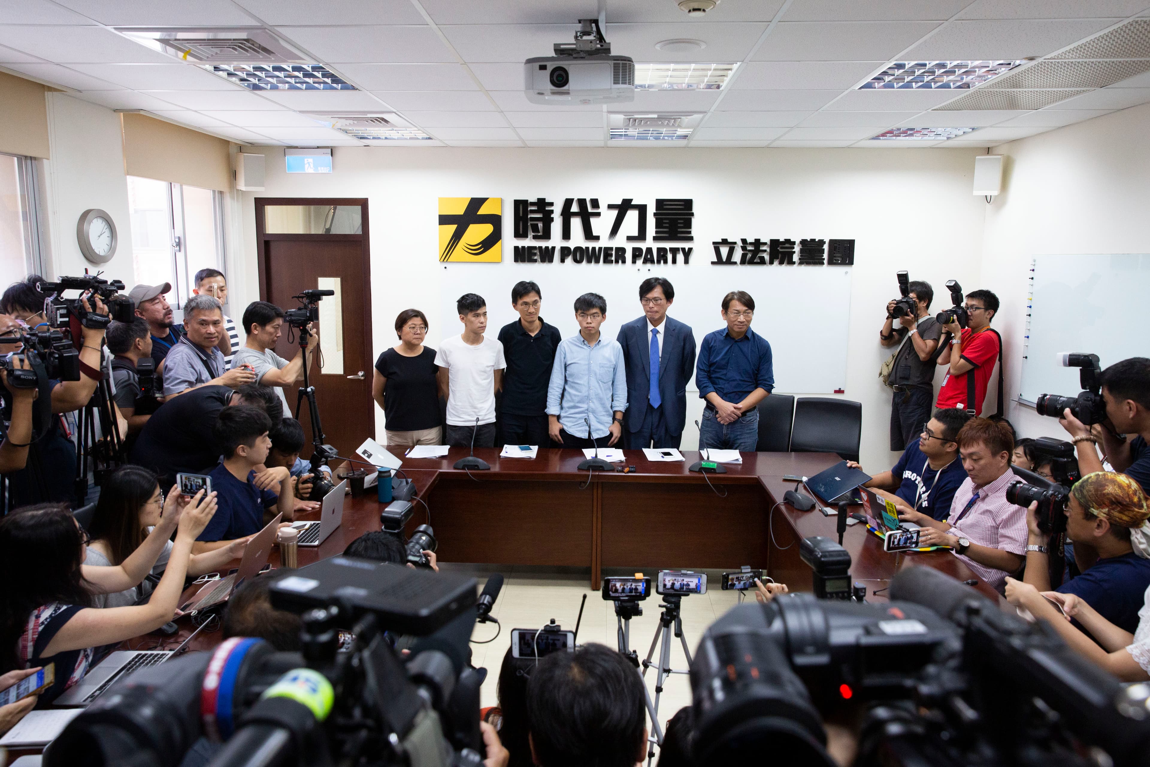 黃之鋒一行人拜會時代力量黨主席徐永明、立委黃國昌及立院黨團主任陳惠敏等人，並提出三項呼籲。