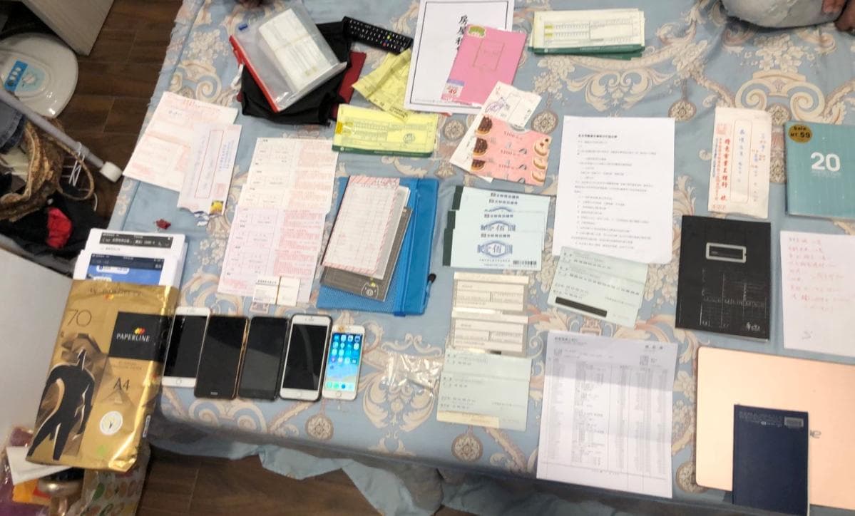 警方在黃嫌公司查獲大量贓證物。(刑事局提供)