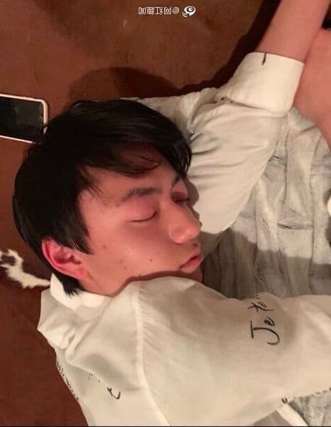 該女孩曝光未成年的作間龍斗酒醉照。(翻攝微博)
