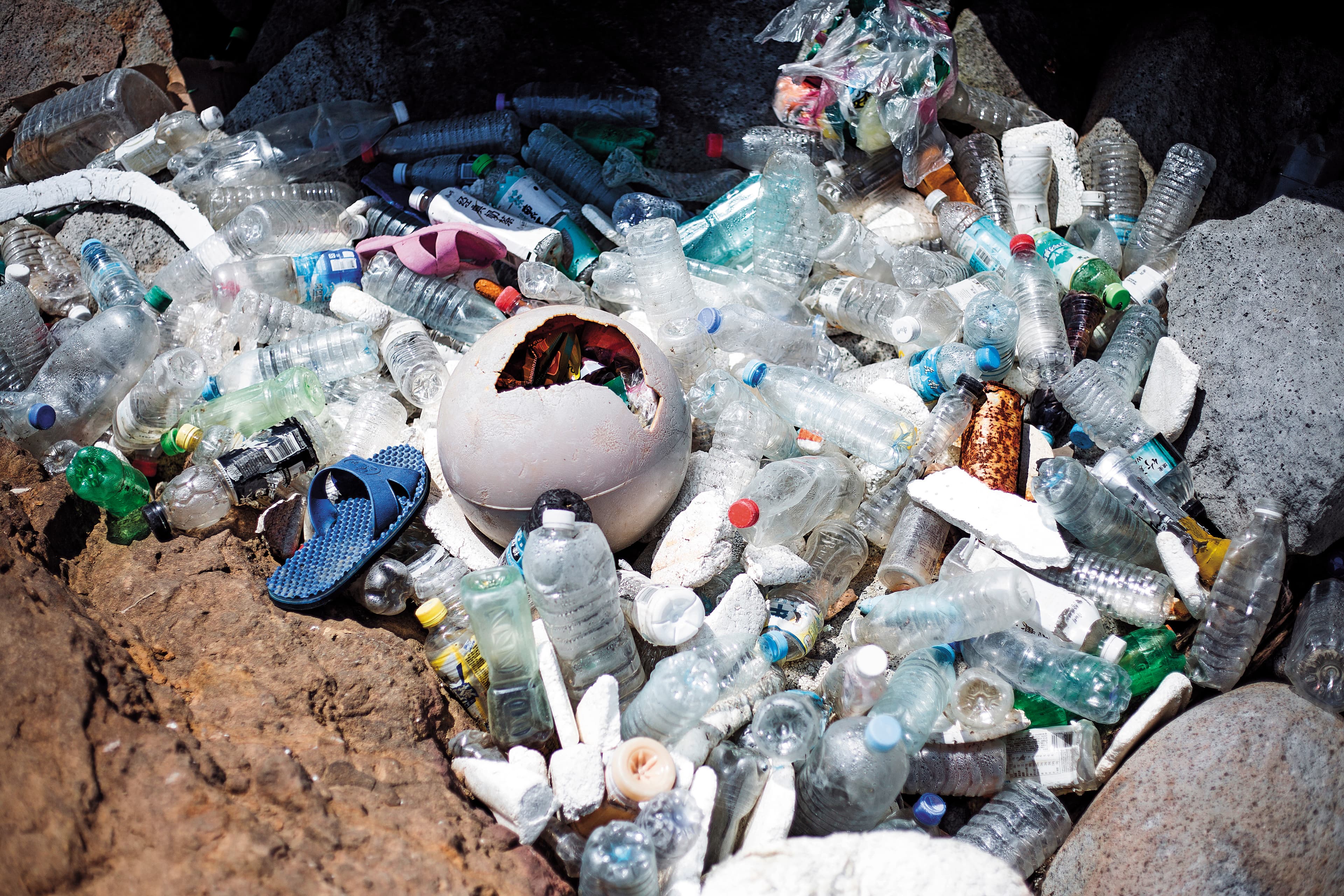 國際淨灘行動(International Coastal Cleanup)發布的報告,2017年台灣清理出逾46噸的垃圾,在全球淨灘參與度排名第5,光是清出的寶特瓶,排列起來可綿延17公里。