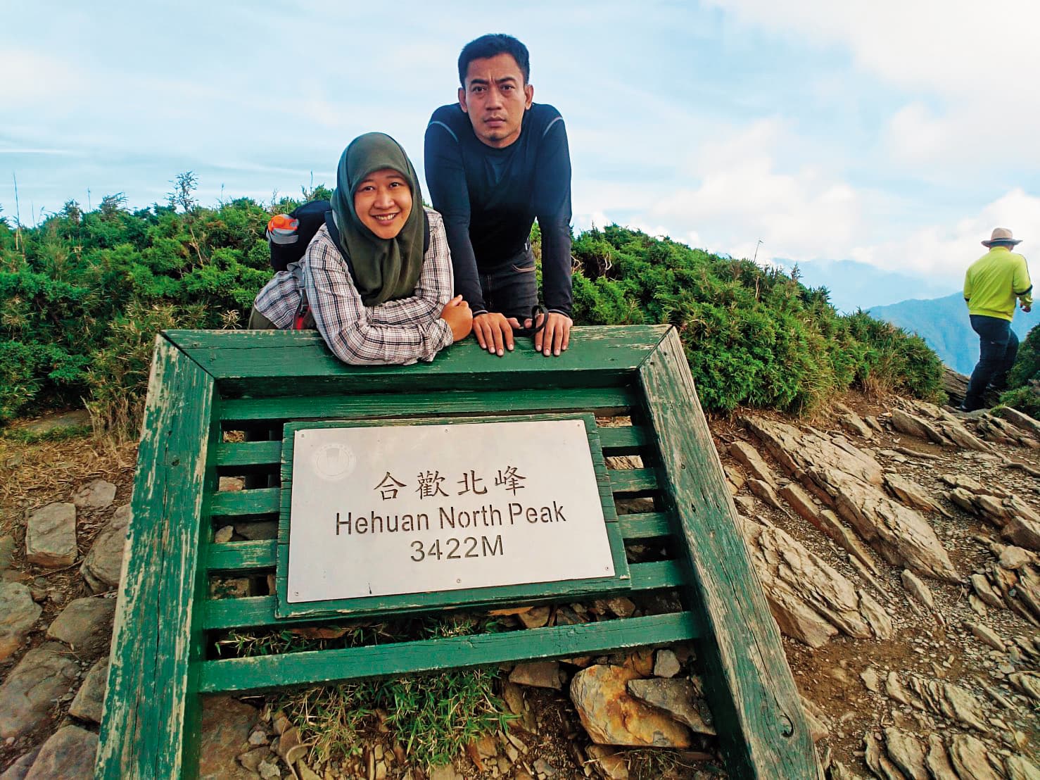 瑪雅穿著涼鞋與裙子,說要跟韓多一起攻頂合歡山,2人最終完成攻頂,韓多(右)也對瑪雅(左)留下深刻印象。(韓多提供)