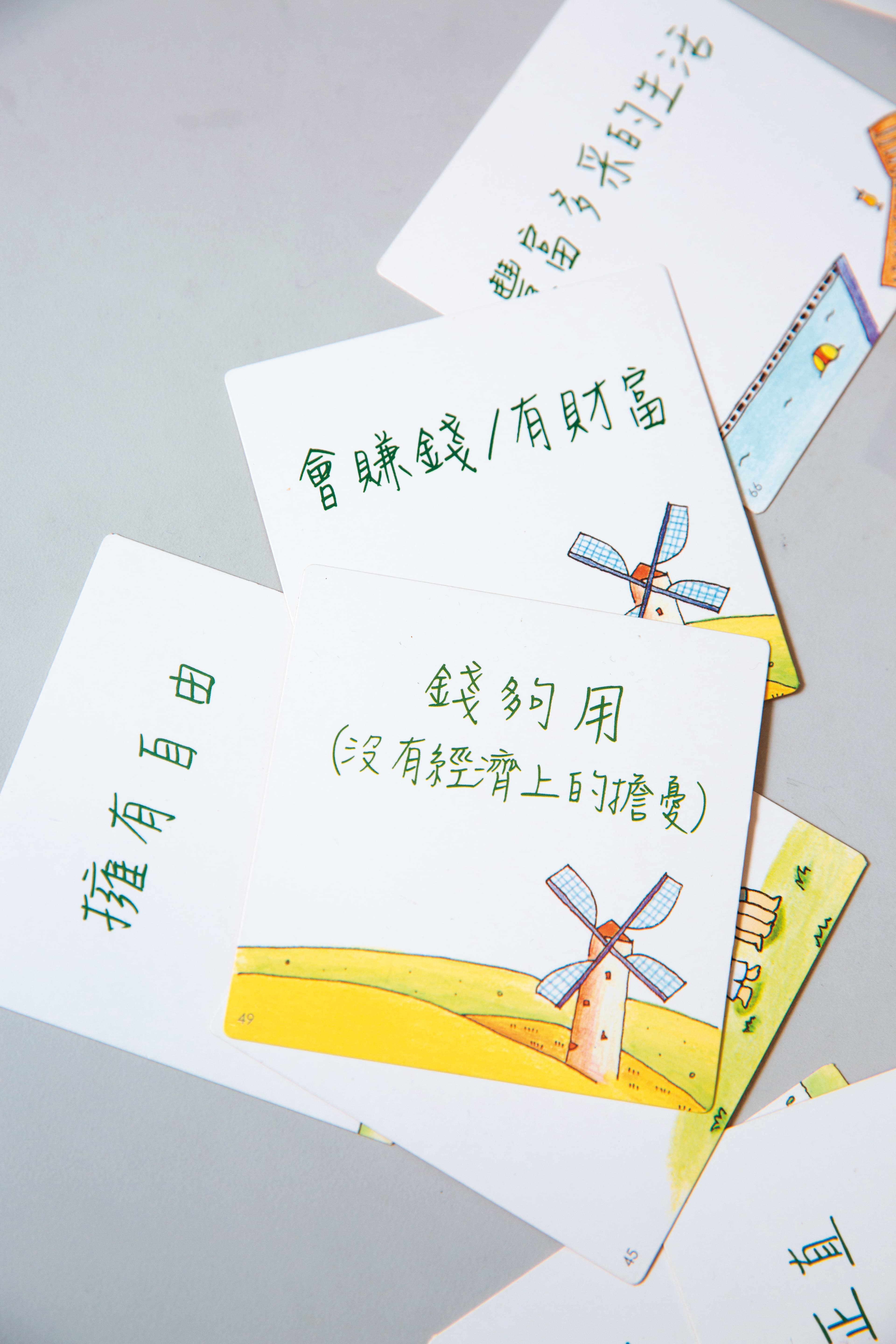 心理牌卡是佛洛阿水的諮商工具,他也常藉此跟自己對話。