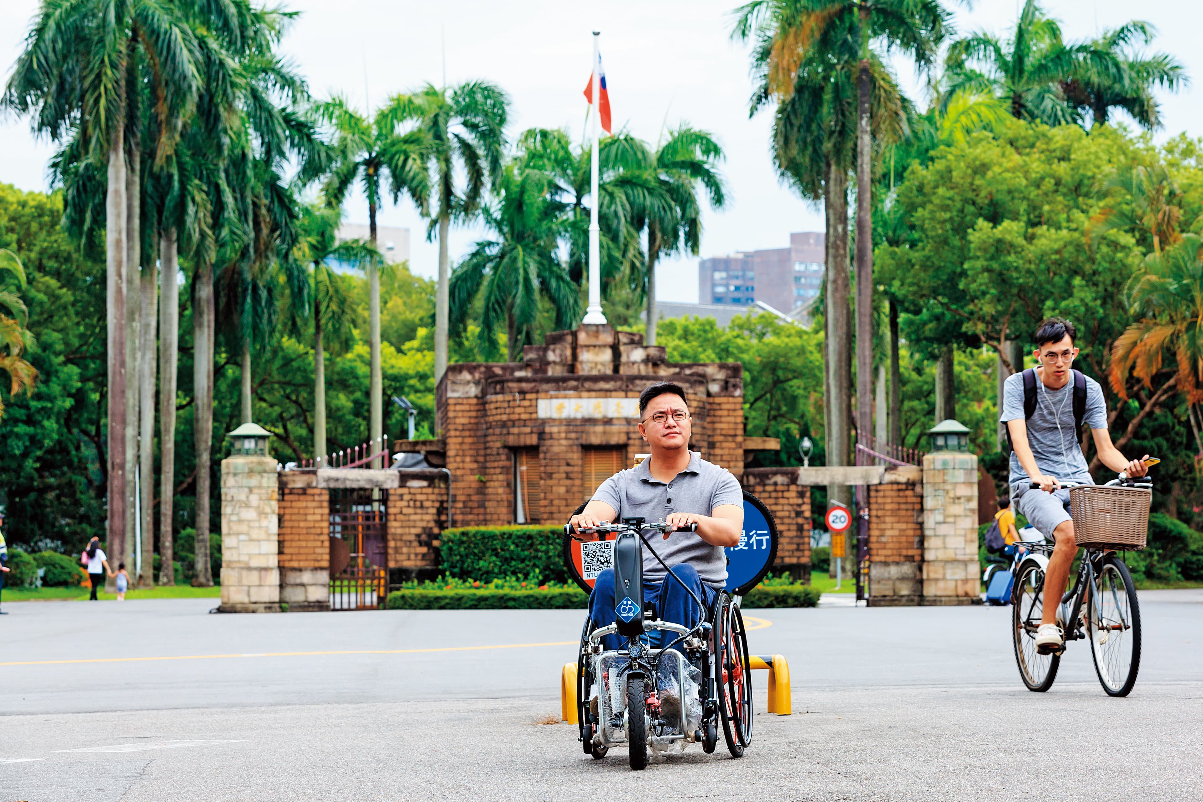 一場車禍讓佛洛阿水的人生進度落後,但他靠投資找回選擇權,今年重回台大校園攻讀博士班。