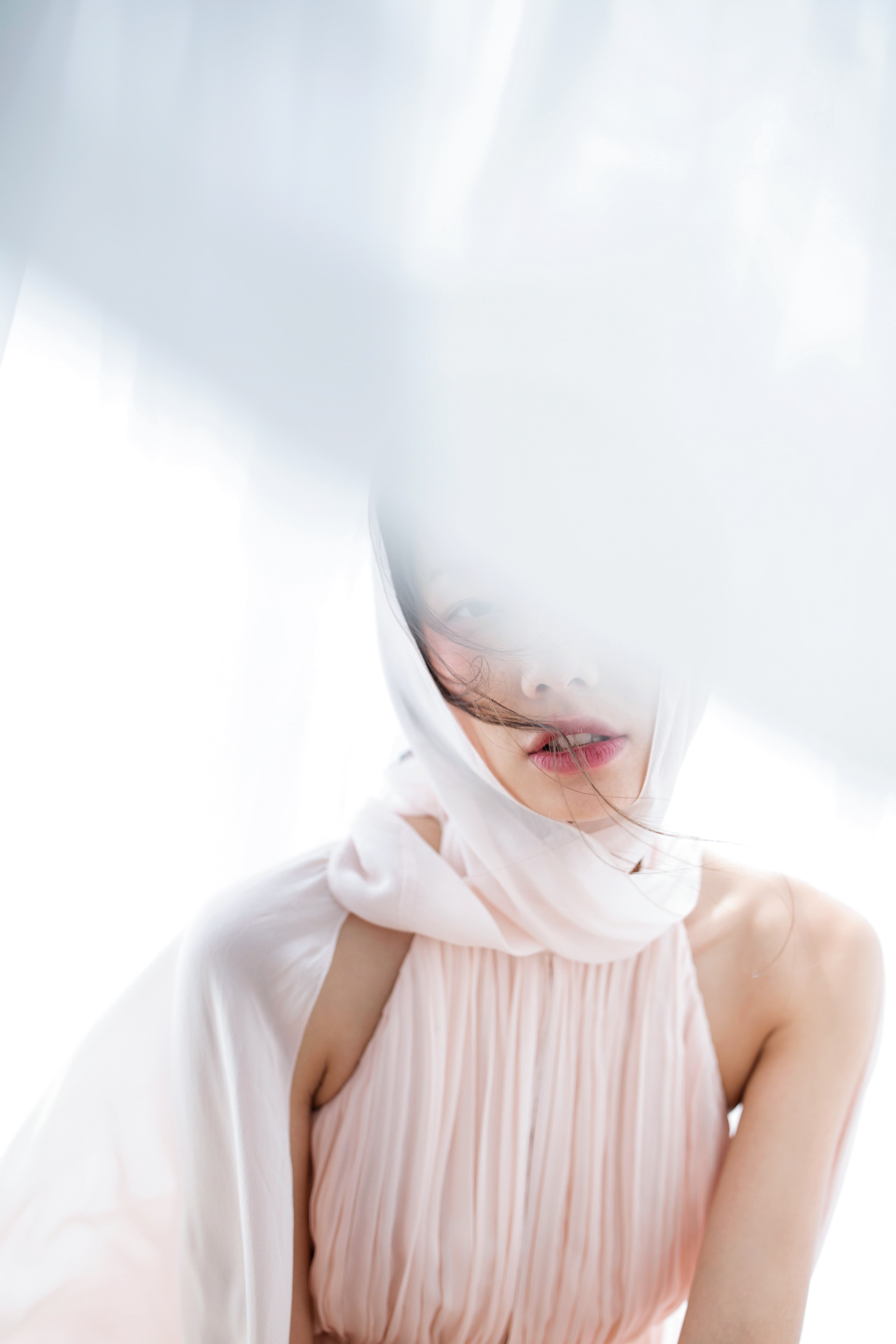 裸膚色層次領結洋裝 NT$168,000 裸膚色長斗篷 NT$59,800 All by Blumarine