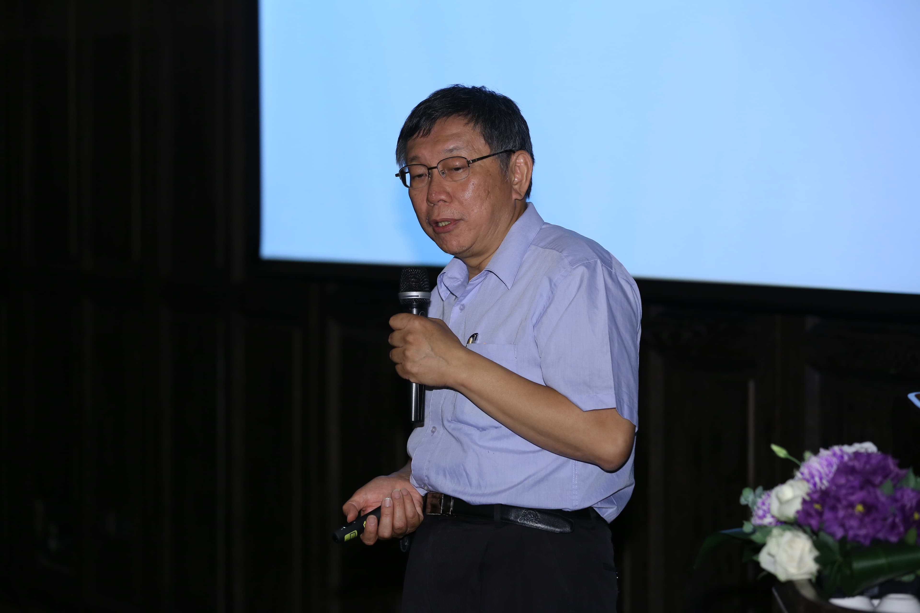 台北市長柯文哲被記者問到學姊黃瀞瑩跟林志玲誰漂亮，柯P竟脫口而出「林志玲已經嫁人懷孕了」。