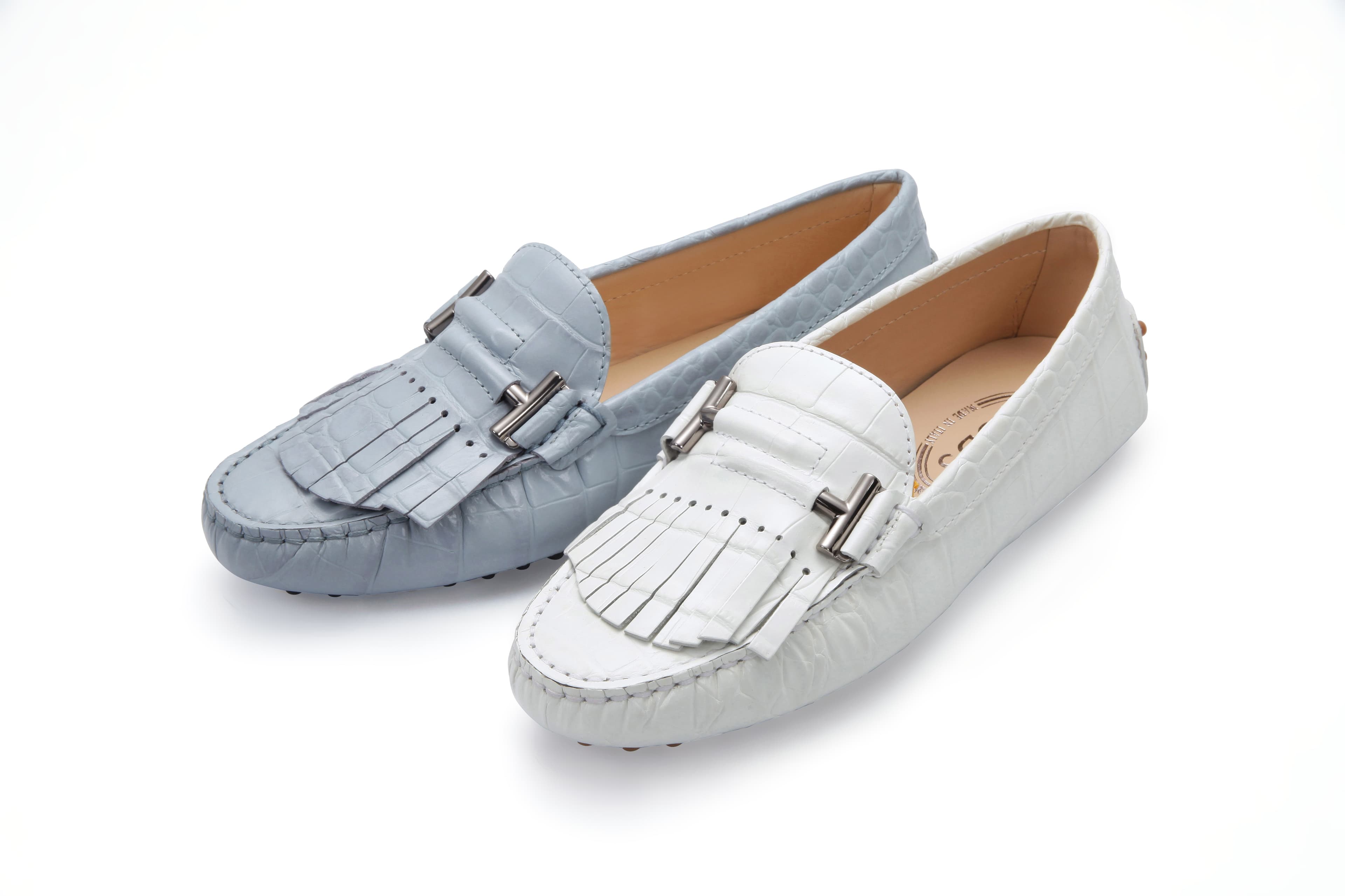 TOD'S鱷魚壓紋皮革流蘇飾釦豆豆鞋，各NT$21,600。（迪生提供）