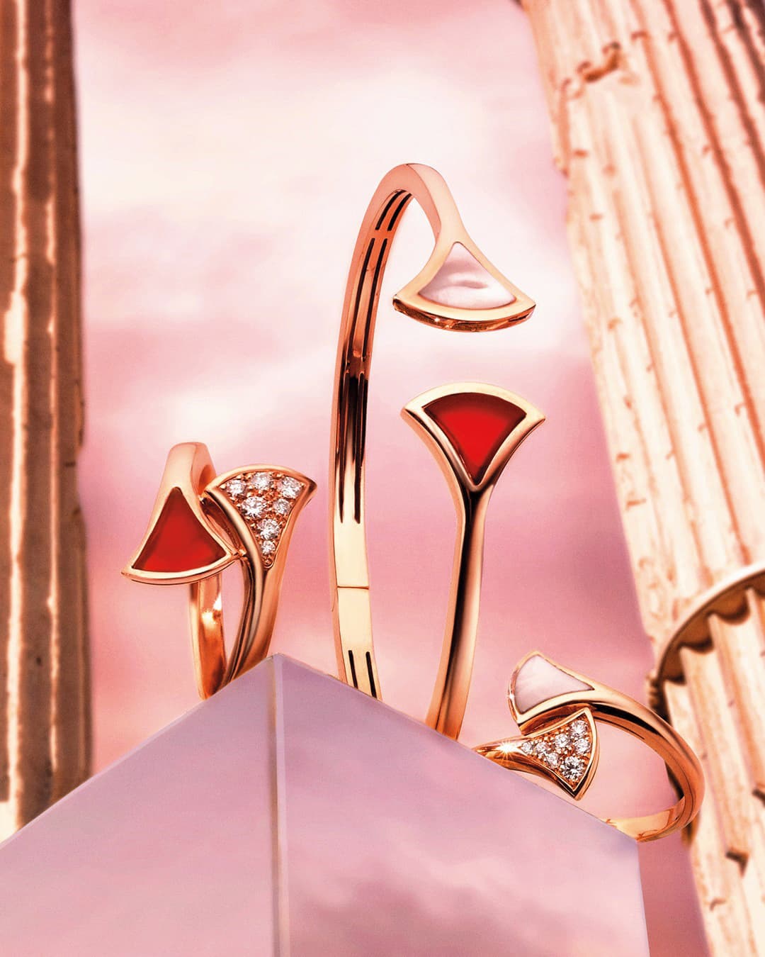 Divas' Dream系列玫瑰金紅玉髓鑲鑽戒指（左起） NT$63,400、18K玫瑰金紅玉髓與珍珠母貝手環 NT$133,100、玫瑰金珍珠母貝鑲鑽戒指 價格店洽（寶格麗提供）
