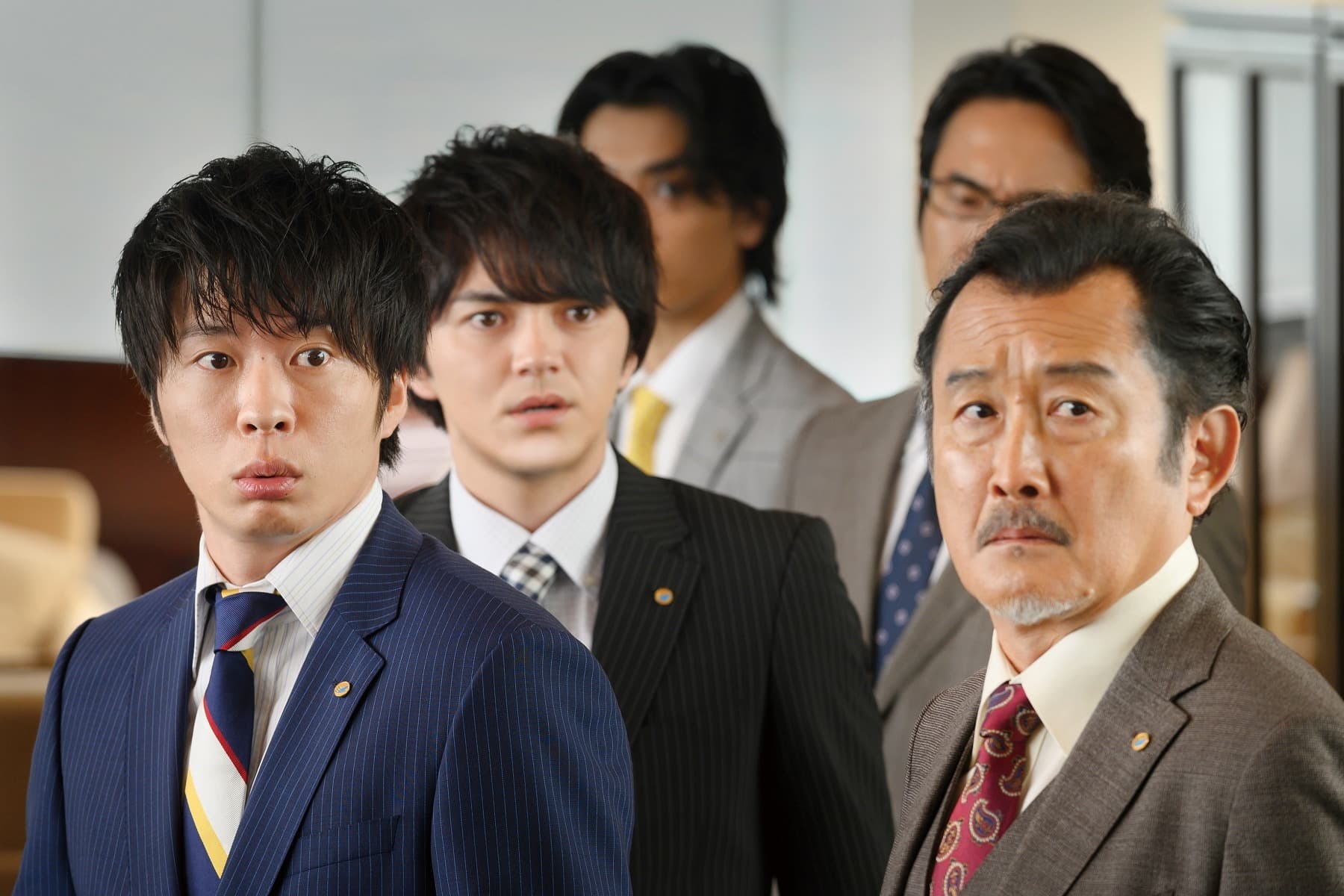《大叔之愛電影版》把日劇的主要卡司田中圭(左起)、林遣都、吉田鋼太郎,找回來繼續愛的糾纏。(采昌多媒體)