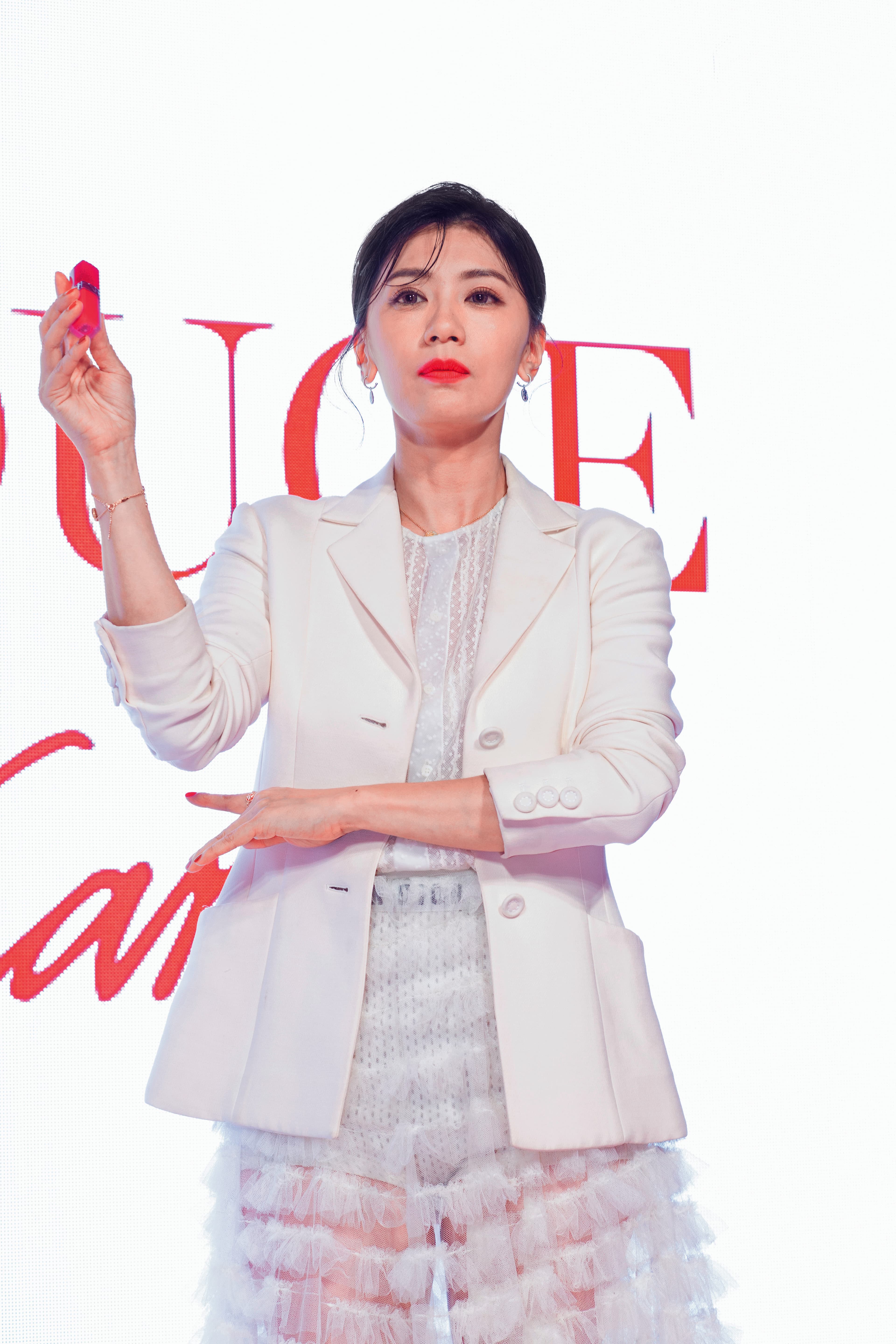 金鐘入圍兩天之後,賈靜雯整個人很有Attitude,不過靜止看來也是有點搞笑就是。
