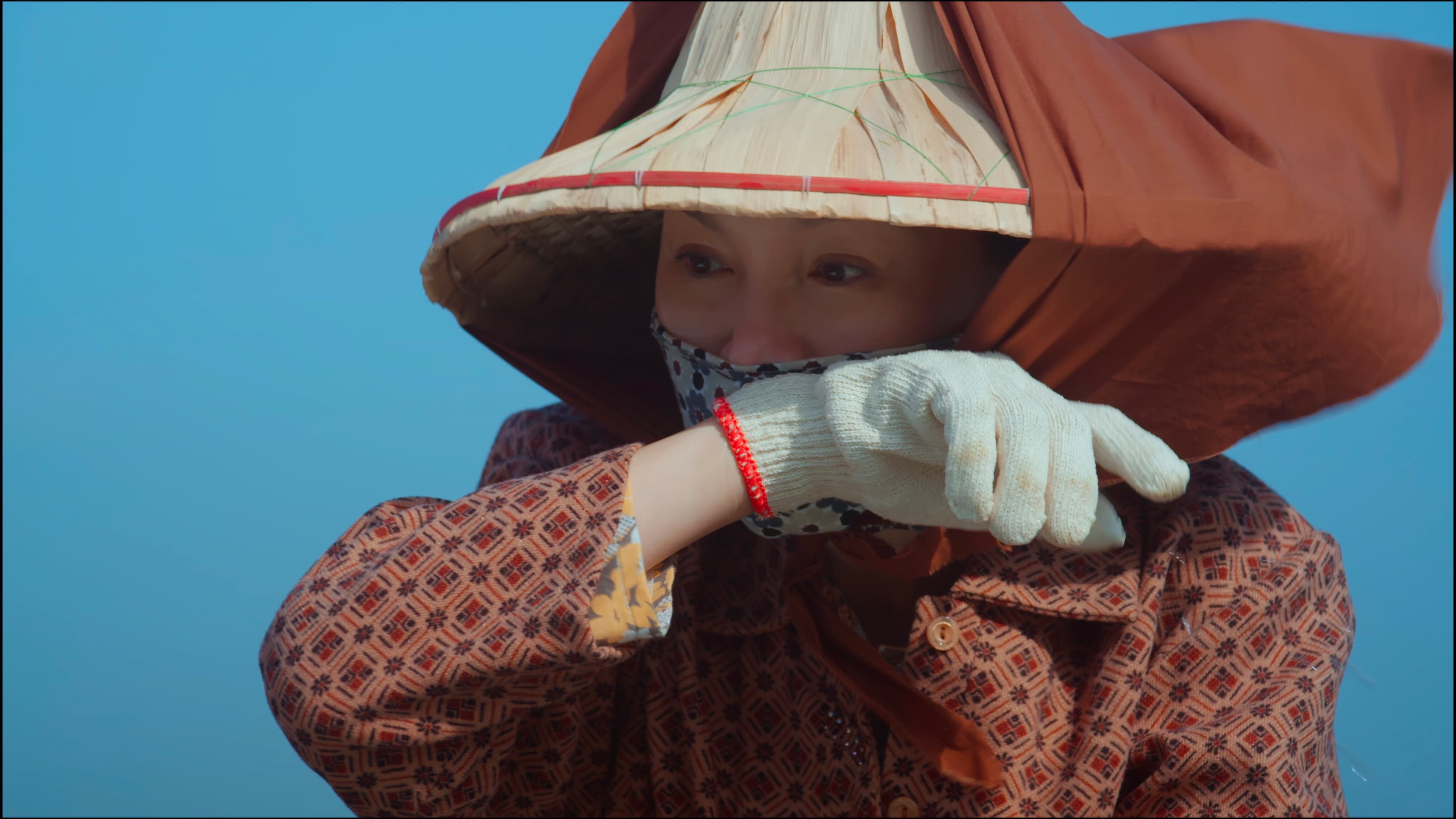 張瓊姿在劇中一家人遭逢巨變後,果斷的放下貴夫人身段,瞞著丈夫楊烈去海邊採海菜,再到市場變賣貼補家用。 (公視提供)