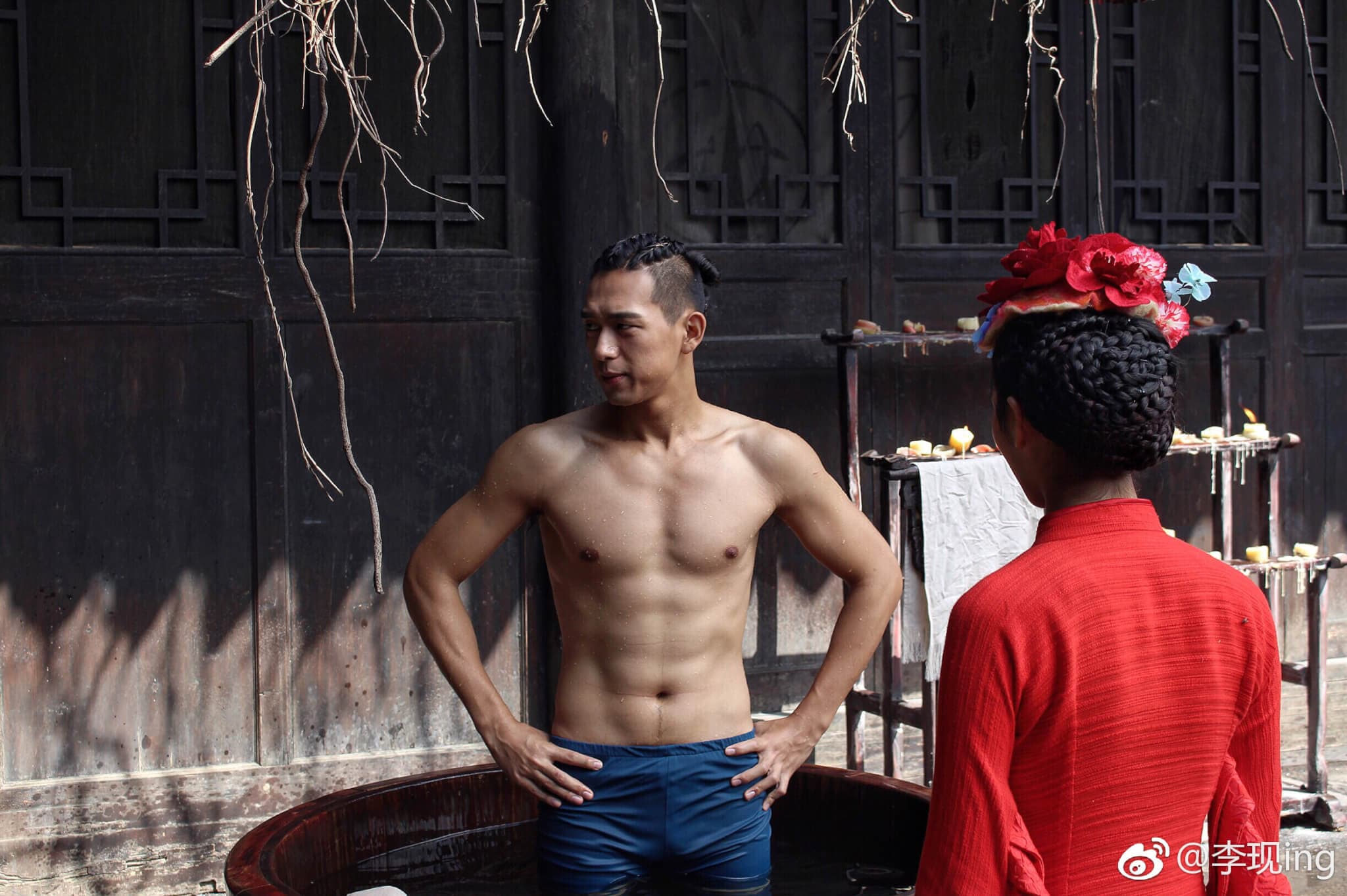 李現因為《河神》被大家認識,但2個半月泡在水裡拍攝讓他得了慢性胃炎後遺症。(翻攝自李現微博)