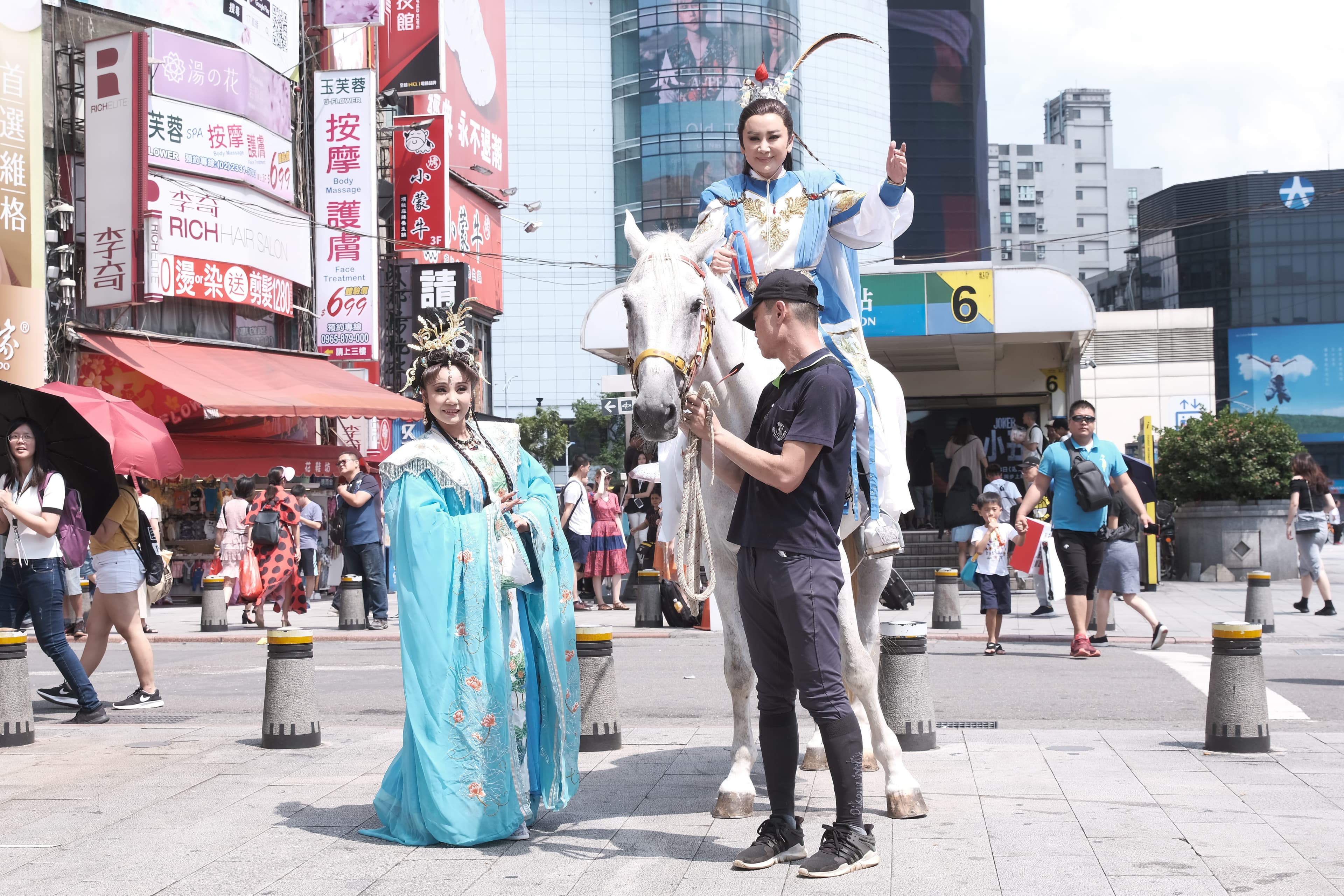 陳亞蘭帥氣躍上白馬,預祝新戲馬到成功。