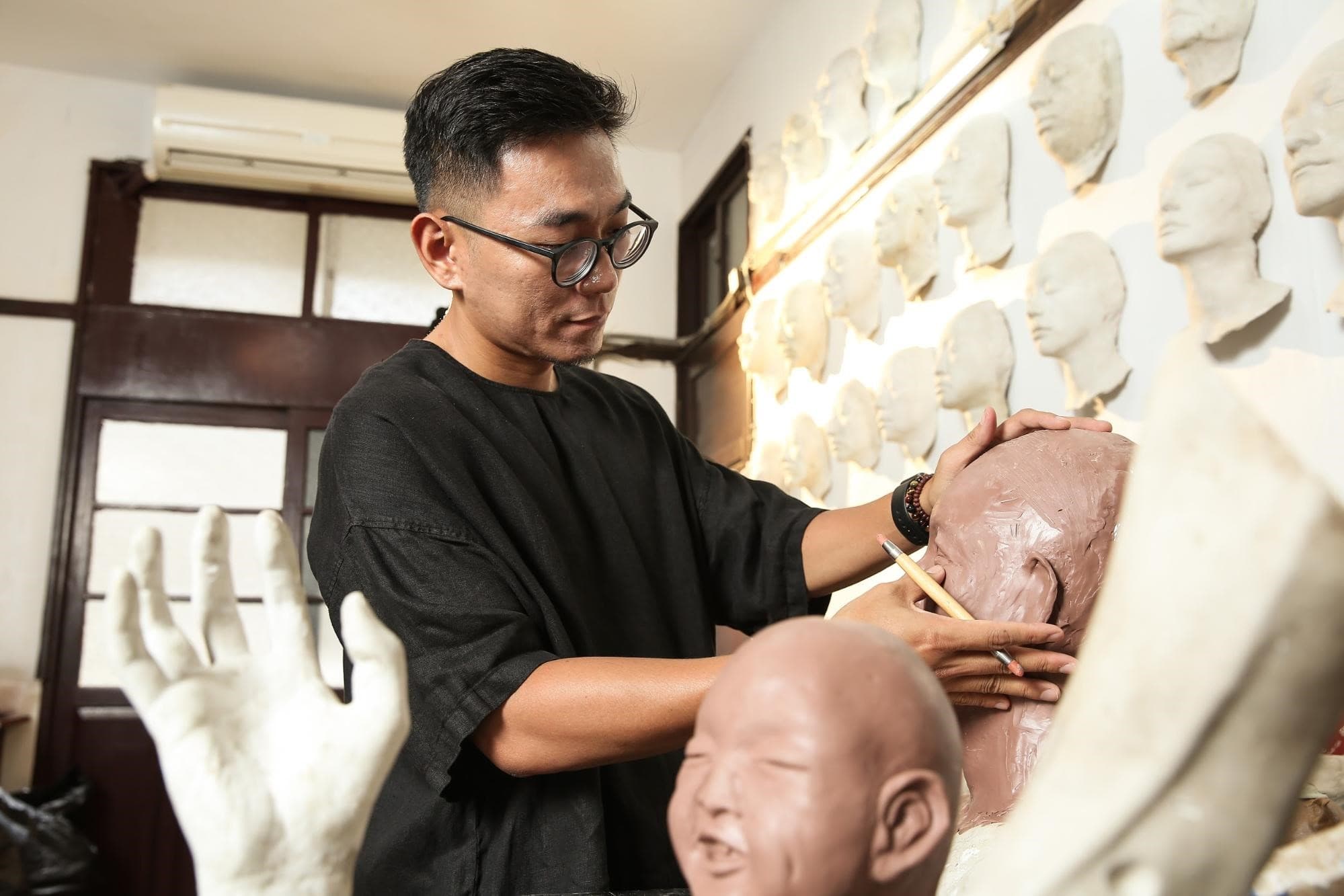 蕭百宸細心雕塑手中每一個作品，他認為特化師的使命是增加畫面的豐富跟精緻度。