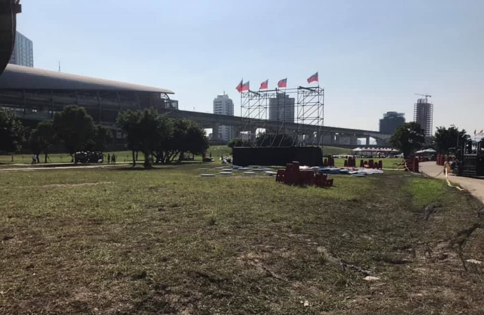 韓國瑜造勢活動湧入大批人潮,造成草皮大崩壞,新北市府將在復原時限過後求償。(翻攝自新北議員李坤城臉書)