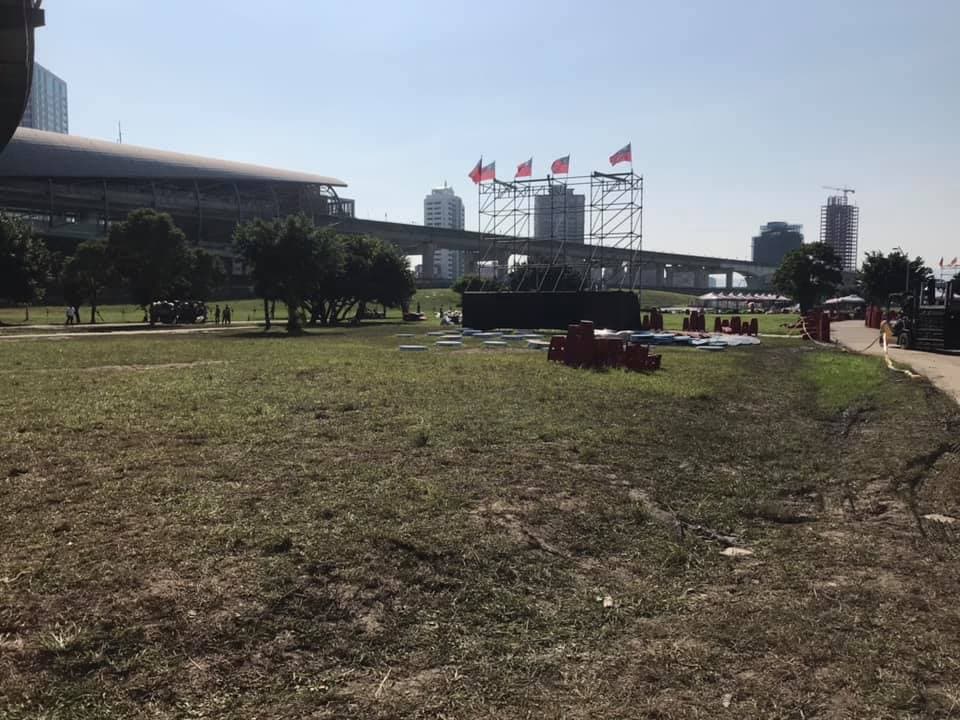 新北市政府勘查後,發現主舞台附近草皮嚴重受損,令主辦單位限期復原。(翻攝李坤城臉書)