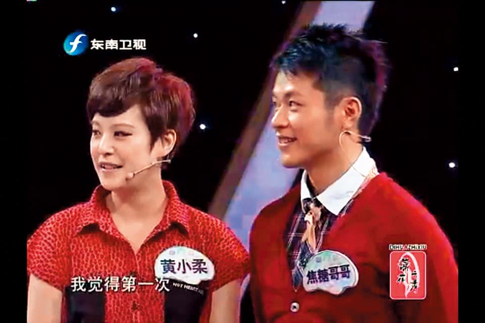 陳嘉行(右)2012年時曾受邀到東南衛視錄影。左為黃小柔。(翻攝自焦糖哥哥粉絲專頁)