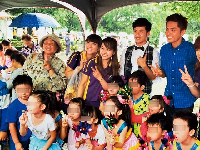 陳嘉行(後排右二)表示哥哥姐姐看似開心快樂,其實不少人因工作及生活壓力太大而備受精神困擾。(翻攝自焦糖 陳嘉行IG)