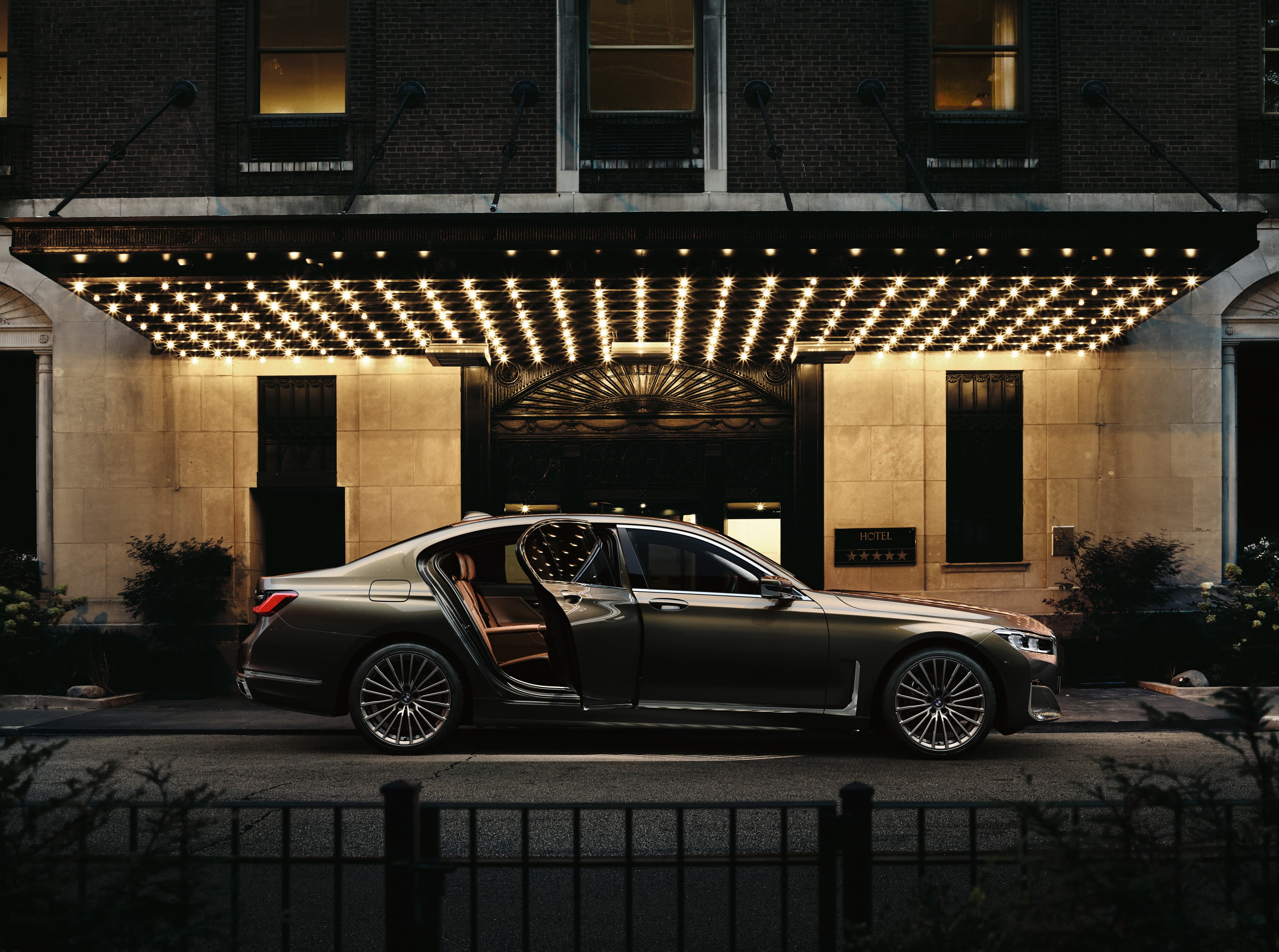 BMW 7系列以獨具匠心的優雅質感,詮釋頂級豪華與尊貴高雅風範。