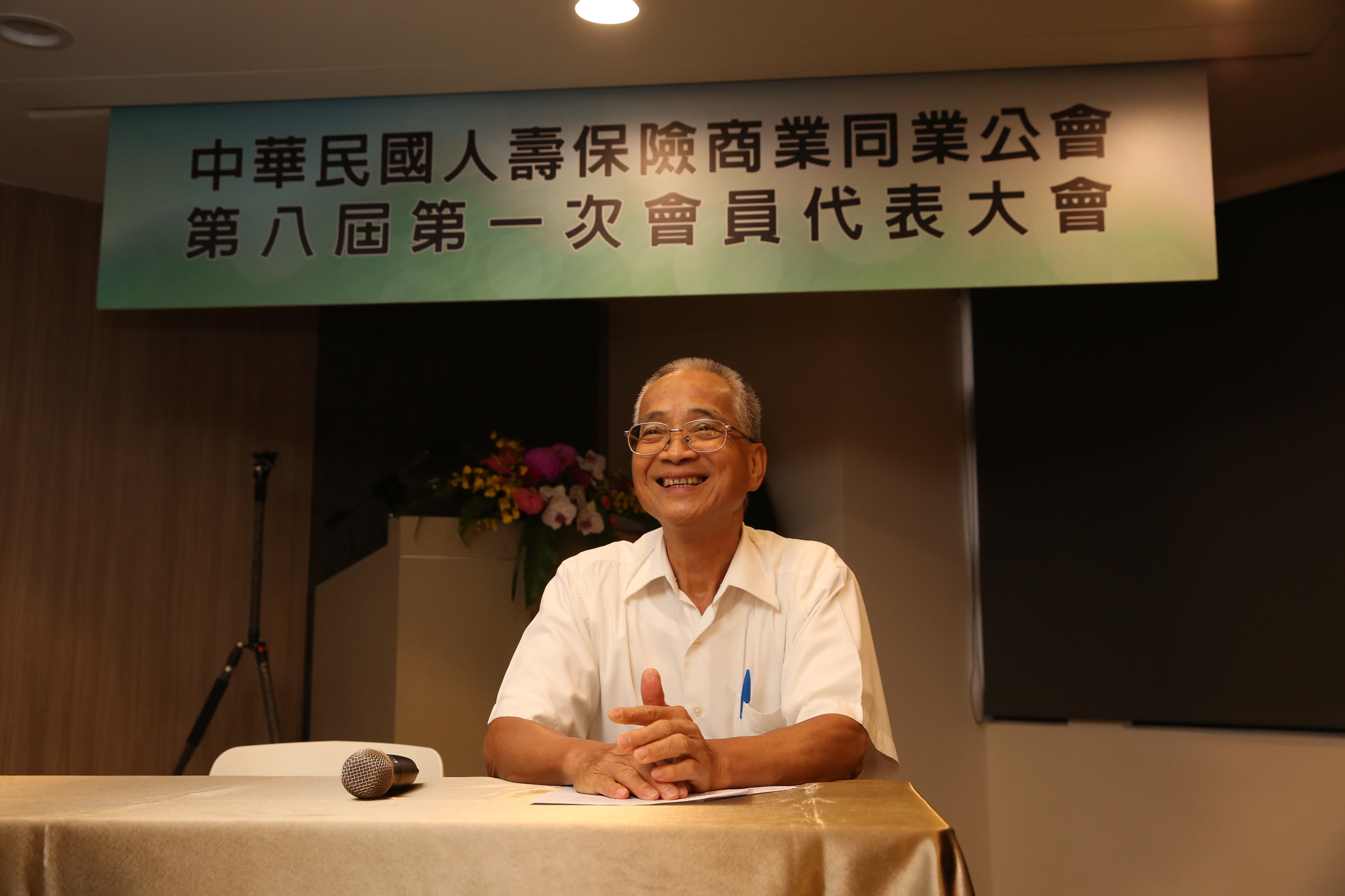 競爭激烈的壽險公會理事長改選，由現任理事長黃調貴獲得壓倒性勝利。
