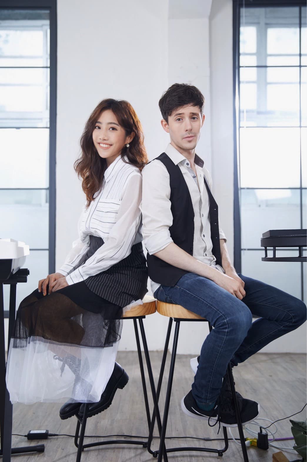 蔡佩軒(左)與美國千萬級編曲神童Youtuber 「 Kurt Hugo Schneider」共譜2019動人情歌《跳舞到天明》。(webtvasia提供)