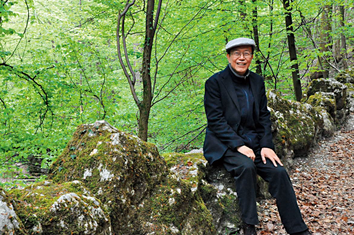 紀錄片《也斯:東西》呈現也斯兼具詩人、作家、學者與跨界創作人的多樣面貌。(黃勁輝提供)