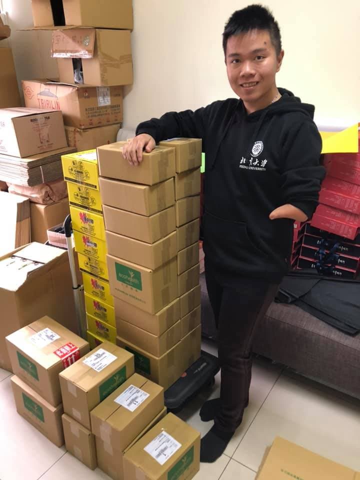創業初期,3個月只賣3萬元,懂得網路行銷後,如今可月賣400盒。(詹翔欽提供)