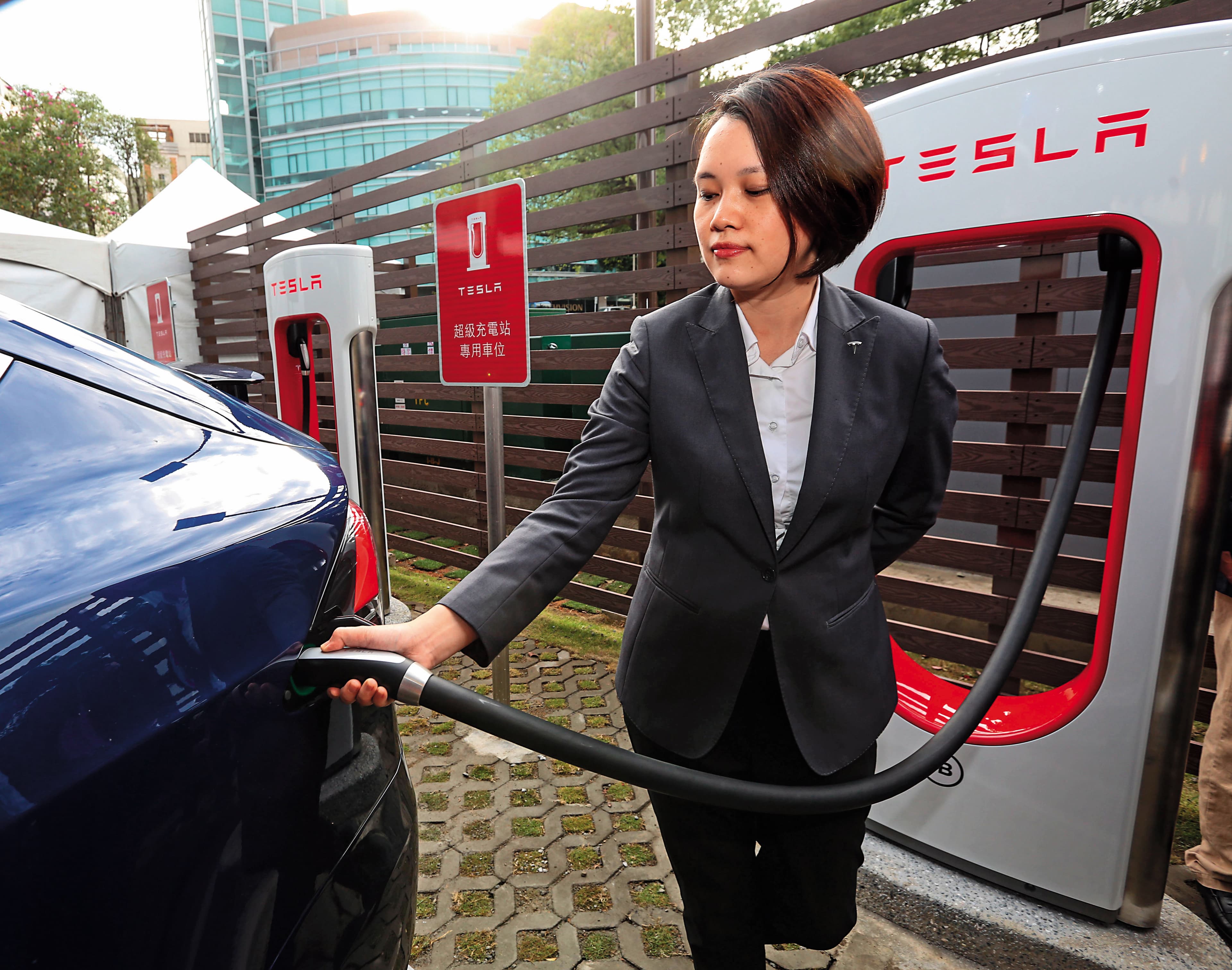 受惠於各國政策支持與車廠積極開發，電動車及自動駕駛相關產業鏈可望成為台股明日之星。