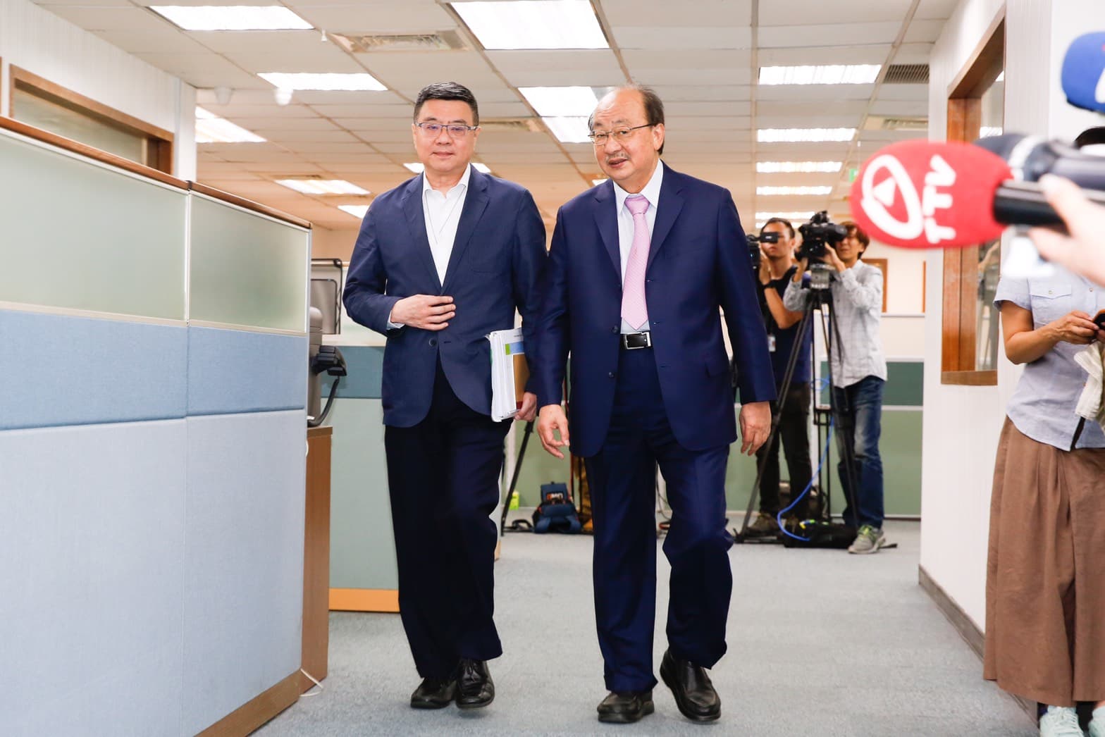 民進黨主席卓榮泰(左)今出席中常會。