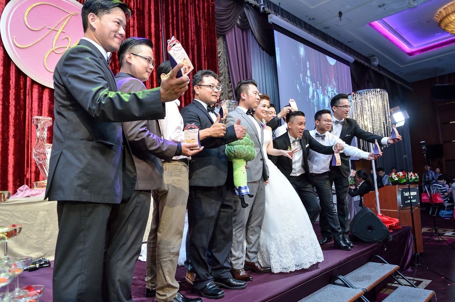 李孟居(左4)是張志豪多年好友,還曾擔任張志豪婚禮伴郎。(翻攝張志豪臉書)