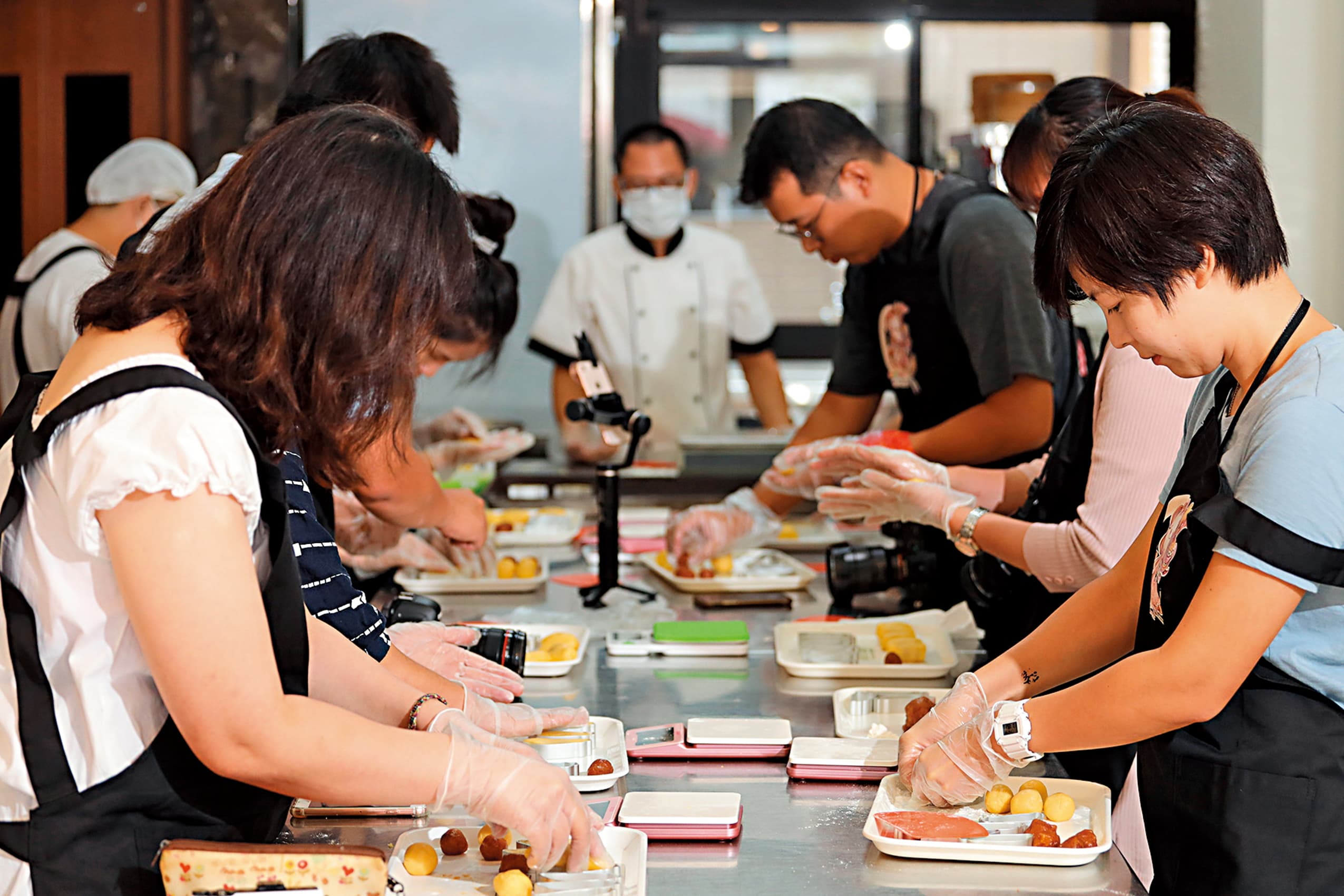 「芬堤思手作烘焙」提供旅客體驗自製水果酥。