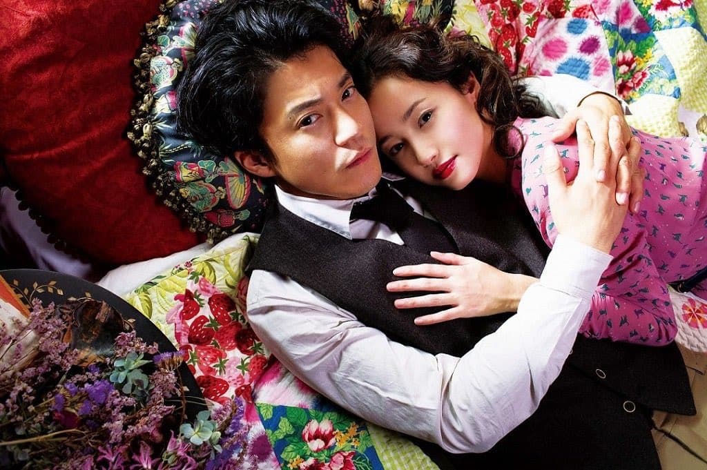 澤尻英龍華在電影《人間失格》裡演出作家太宰治(小栗旬飾)的情婦。(網路圖片)