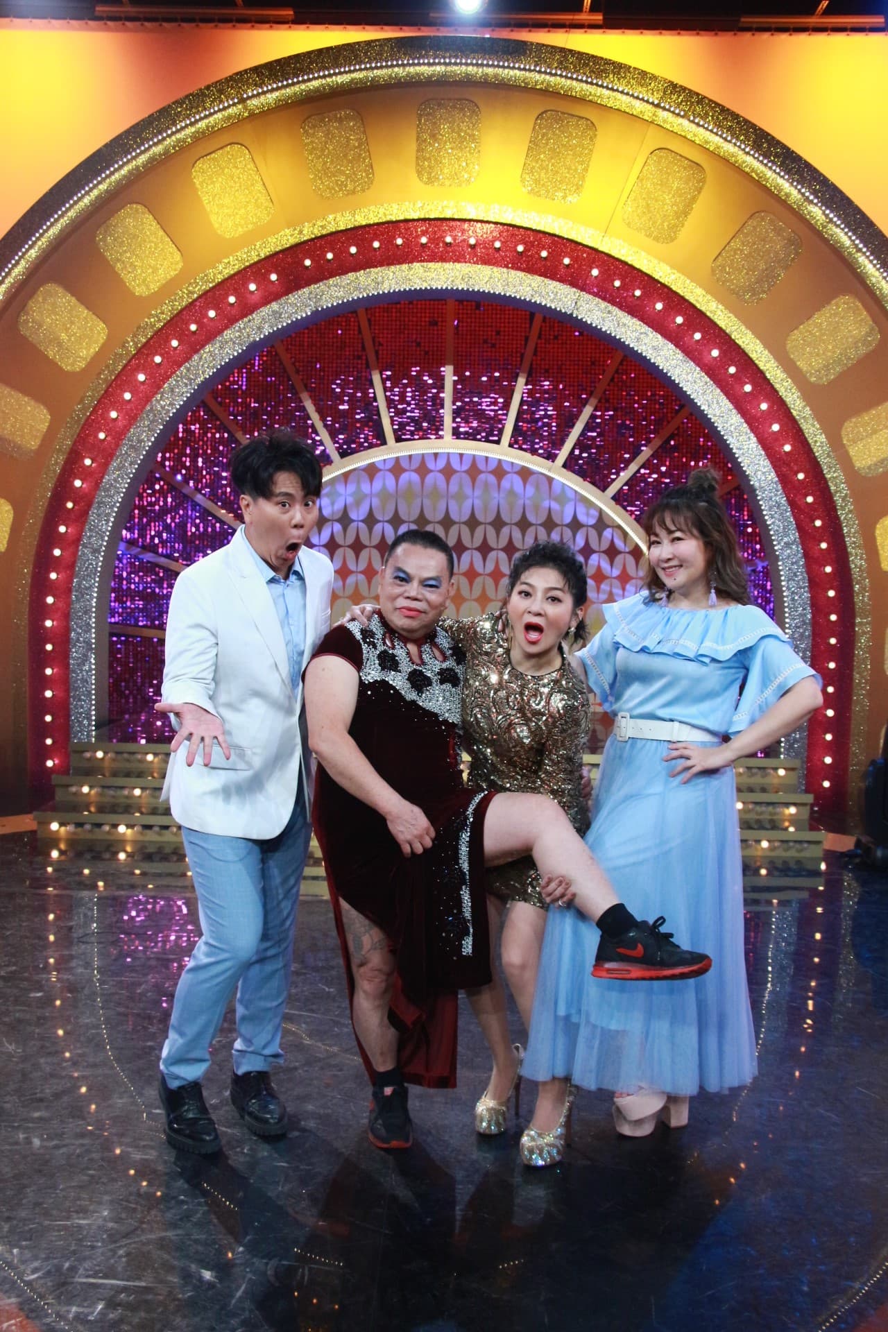 蔡頭(左二)、王彩樺(右二)日前登上《MUCH金點秀》,大聊當年秀場趣事。(年代提供)