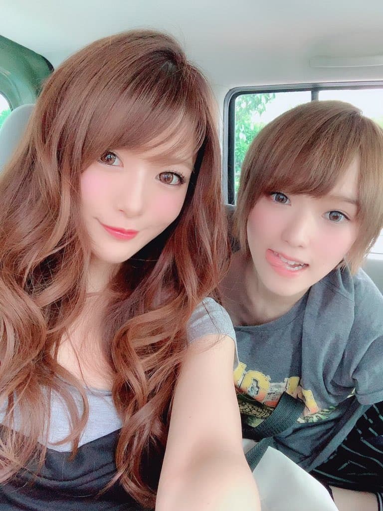 椎名空(右)是日本首位出櫃女優,她與相澤南(左)和高橋聖子、夏木安梨將來台參加10月的彩虹大遊行。(翻攝自日本Pierrot FB)