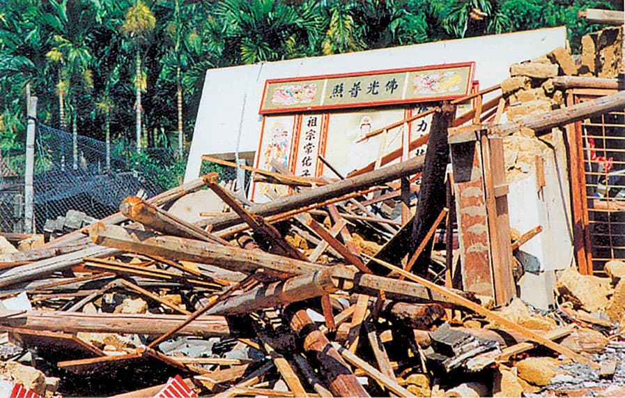 中寮鄉可說全台最窮的平地鄉鎮之一,921地震造成嚴重打擊,房屋全倒、半倒戶數占全鄉82.6%,死亡人數178人,傷亡比例亦是全台第一。(龍眼林福利協會提供)