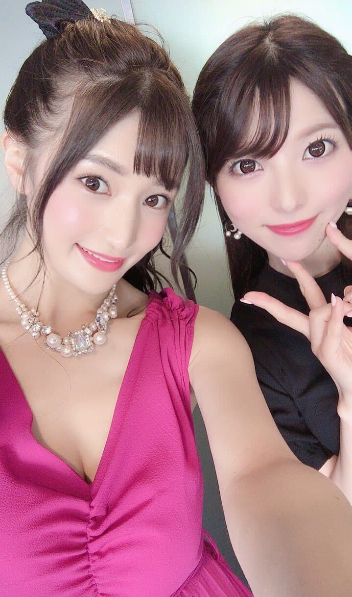 高橋聖子(左)開心與上原亞衣合照。(翻攝自高橋聖子推特)