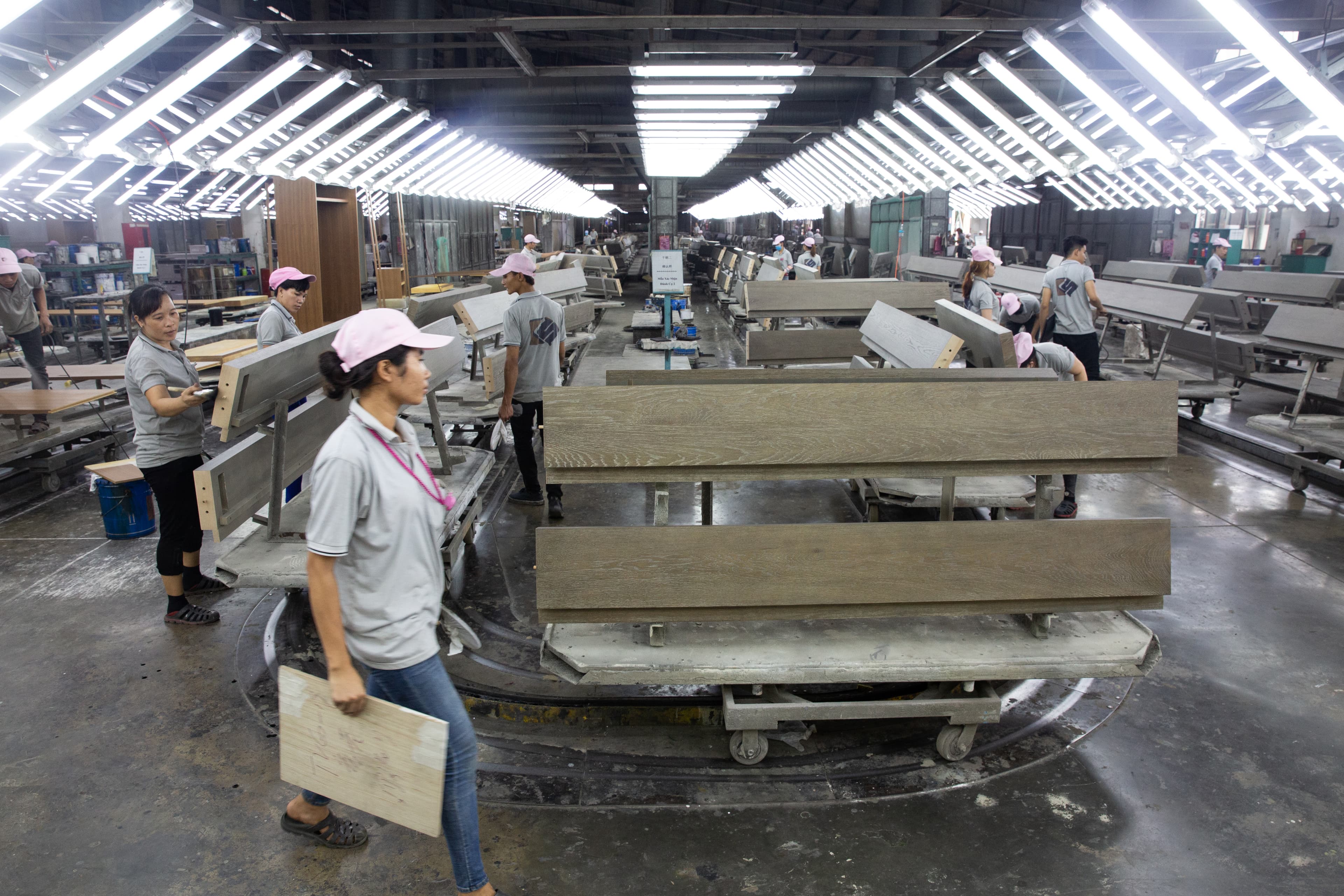 凱勝廠內有超過50台CNC(電腦化數位控制)加工機,平均4秒就可以產出一件家具。
