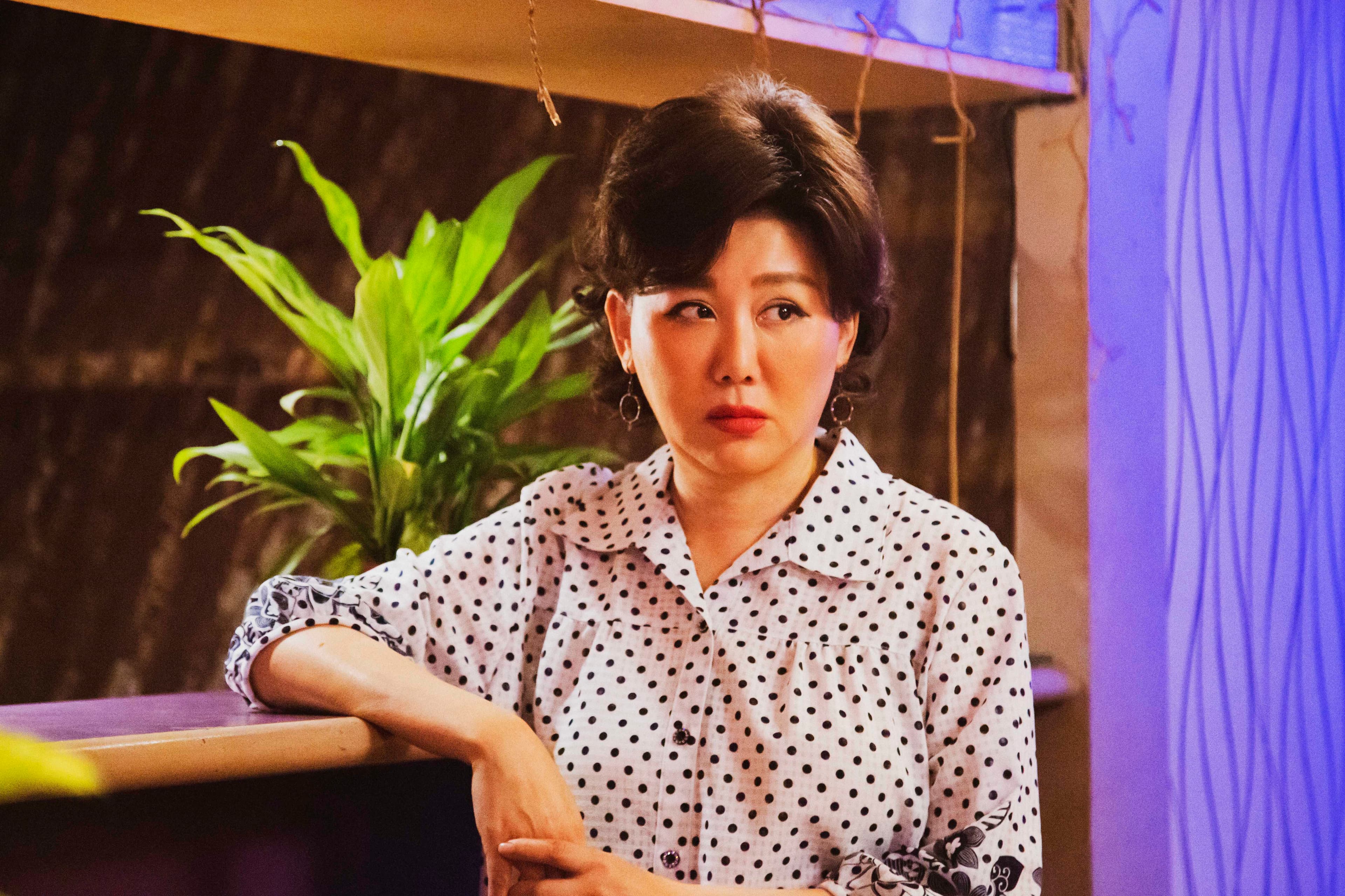 藍心湄在《苦力》客串飾演個性海派的茶室老闆娘。(公視提供)