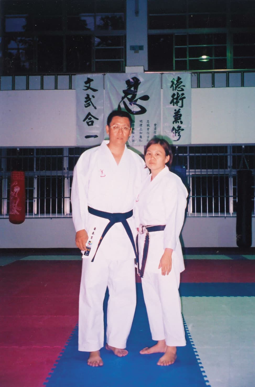 黃泰吉(左)和廖德蘭(右)熱愛空手道和小孩,獨子也是空手道教練。如果沒有921,「我們應該會生3、4個小孩。」圖為2人在921前合照。(黃泰吉提供)