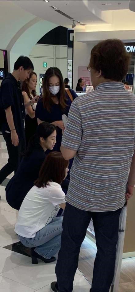 安室奈美惠引退後回歸平凡生活,近日被網友目擊在沖繩血拚。(翻攝自推特)