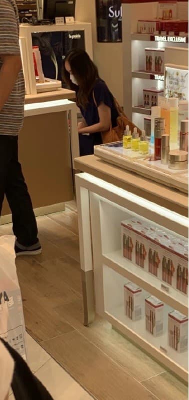 安室奈美惠引退後回歸平凡生活,近日被網友目擊在沖繩血拚。(翻攝自推特)