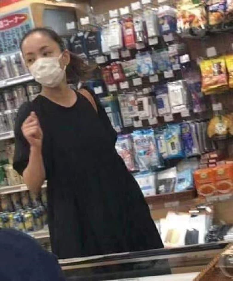 安室奈美惠於去年9月16日引退歌壇,日前疑似現身沖繩被幸運網友捕獲。(翻攝自推特)