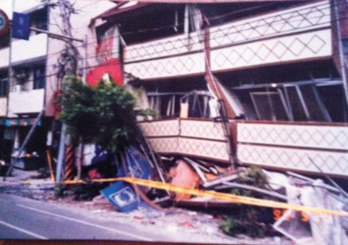 921地震時,羅維振家的4樓透天厝嚴重位移,4樓崩塌成2樓。(羅維振提供)