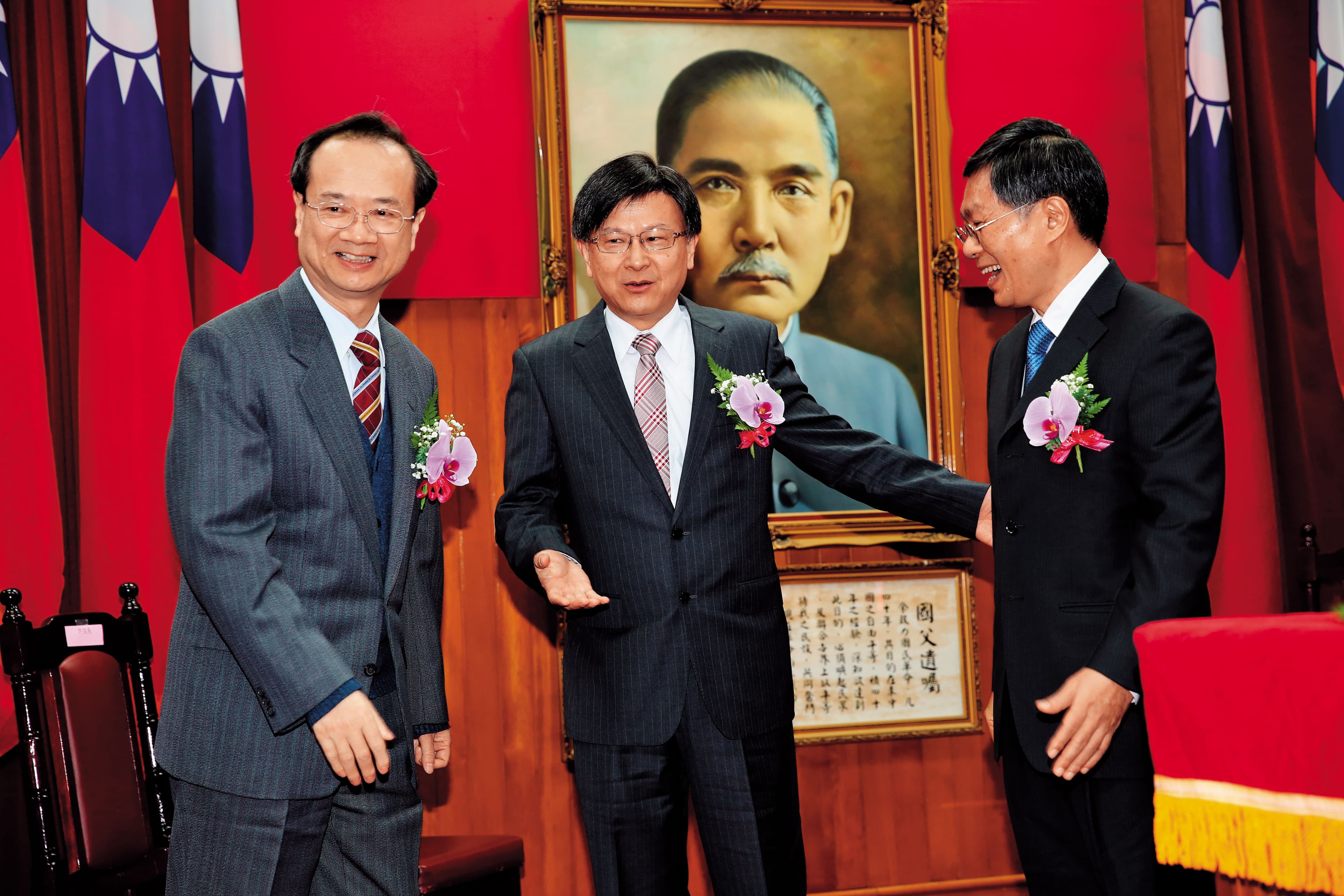 石木欽(中)在前年底風光上任公懲會委員長,就職典禮官蓋雲集,如今卻因涉及風紀案而黯然下台。左為時任司法院長許宗力、右為高院院長李彥文。