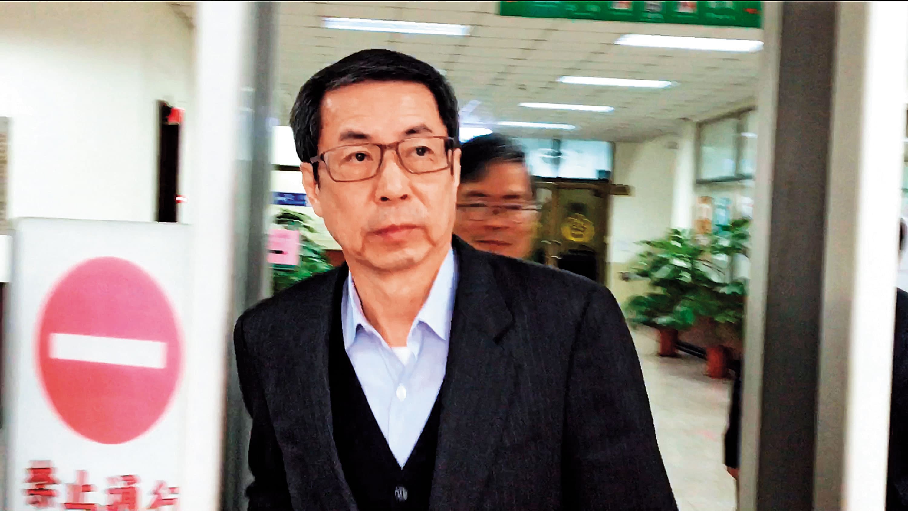 翁茂鍾6年前在高鐵以髒話辱罵列車長,還向高鐵高層告狀,為此挨告遭起訴,後來遭判罰1萬元定讞。(中央社)