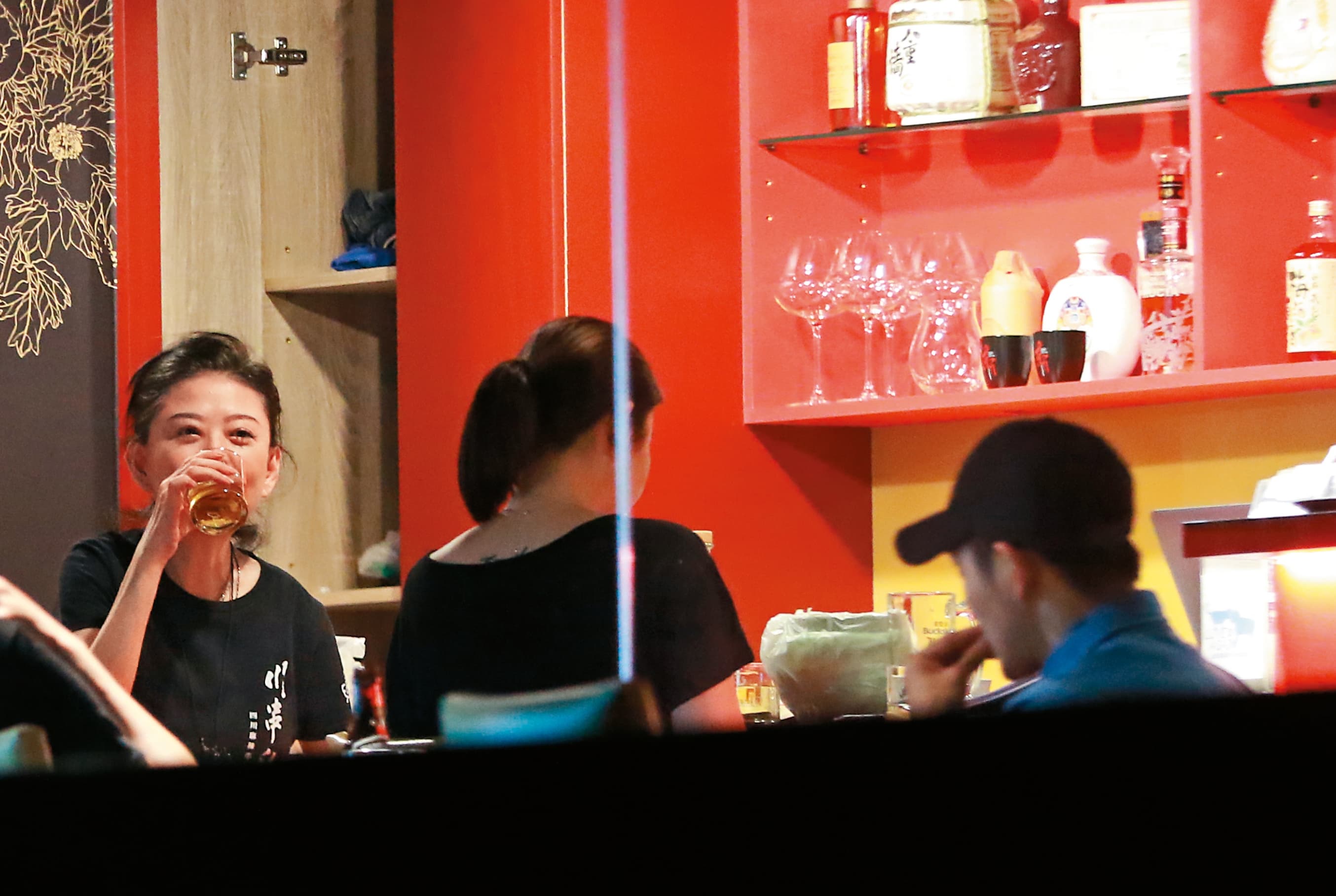 9/9 23:24 孫筱渥個性海派，平常也愛喝二杯，和店裡員工關係都相當不錯。