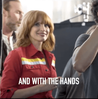因為攝影師不斷吼叫各種讓人滿頭霧水的指令,大家只好輪流在他背後露出滿臉問號的表情。(翻攝自Jessica Chastain官方Instagram)