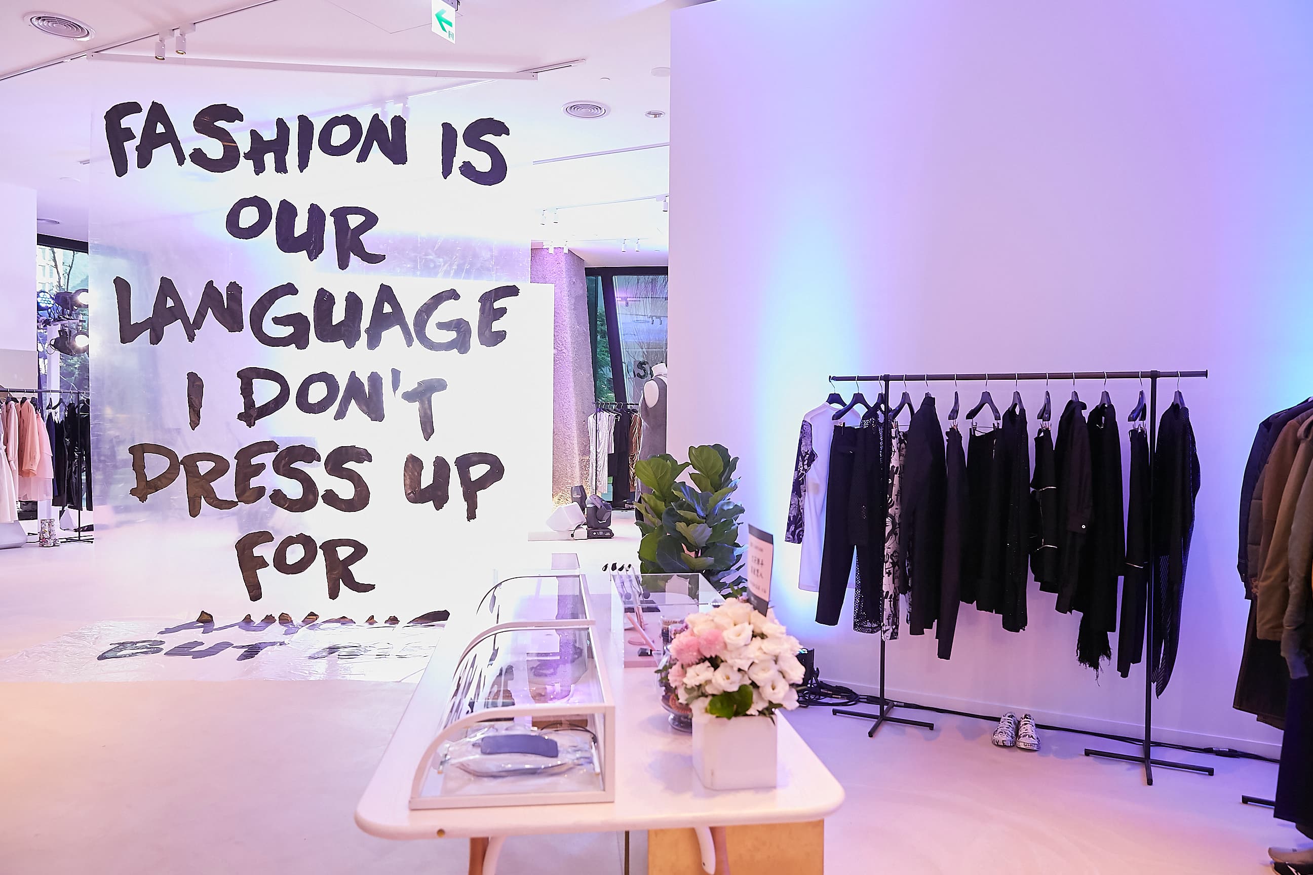 團團微風南山以FASHION IS OUR LANGUAGE打造出主題牆。（團團提供）