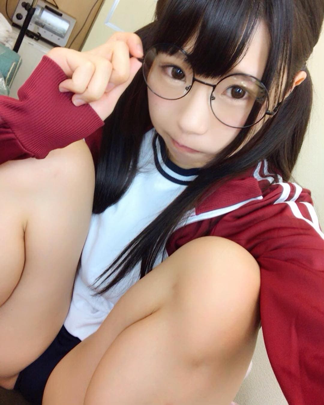 AV女優水嶋愛麗絲童顏外表,穿起學生服完全看不出已經26歲。(翻攝自水嶋愛麗絲IG)