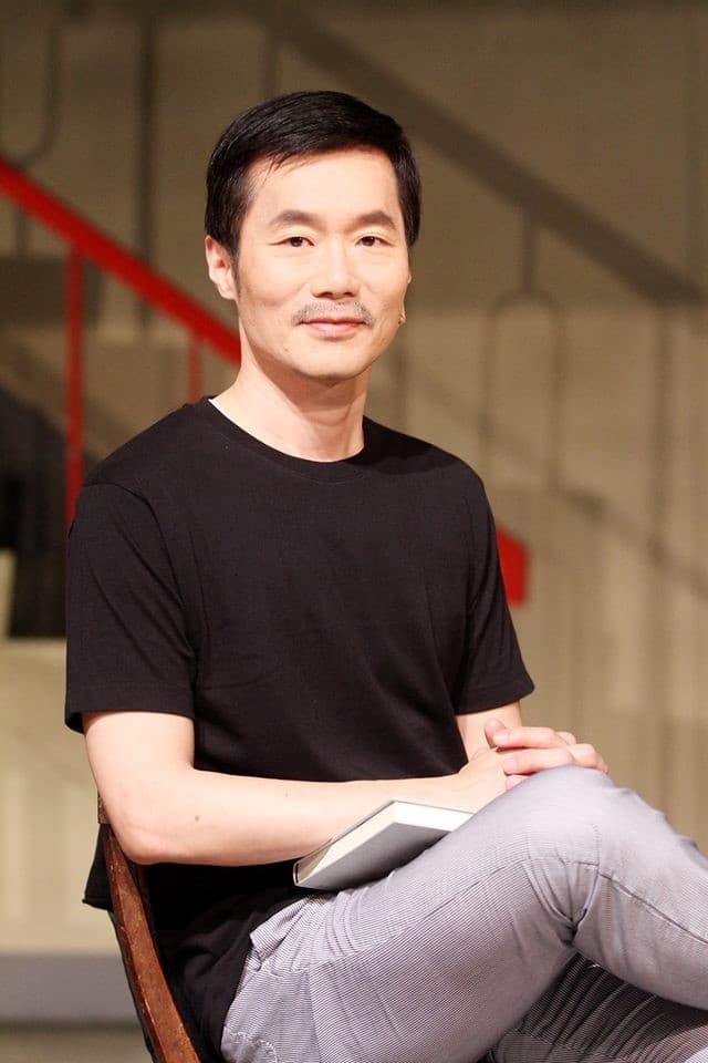 擁有表演博士學歷的朱宏章在電影《返校》中飾演大反派白教官。（翻攝自綠光劇團臉書）