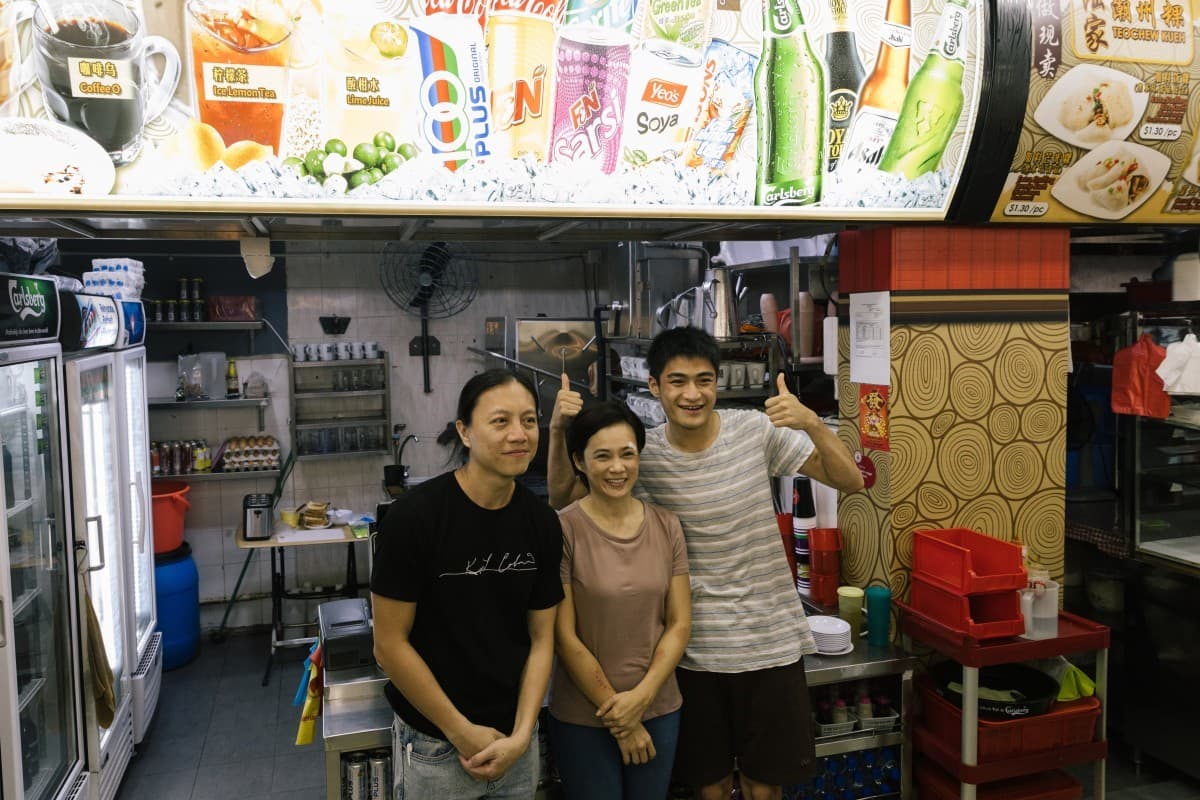 HBO Asia在新加坡拍攝以社會底層人物為主題的《隱匿人生》,左起為導演呂吉元、演員楊雁雁和潘綱大。 (翻攝自southchinamorningpost.com)